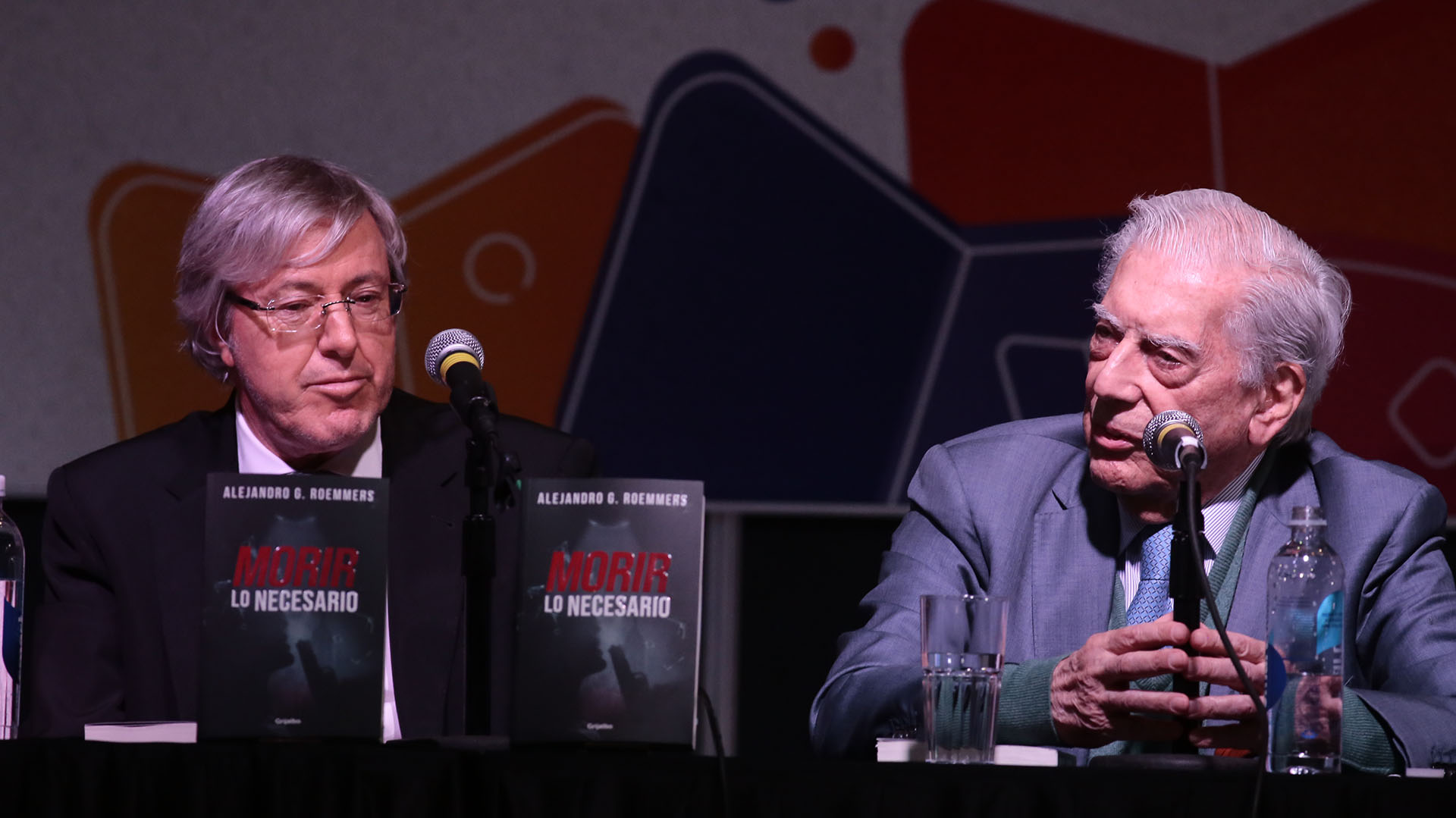 Alejandro Roemmers junto a Mario Vargas Llosa en la presentación de "Morir lo necesario" en la última Feria del Libro de Buenos Aires