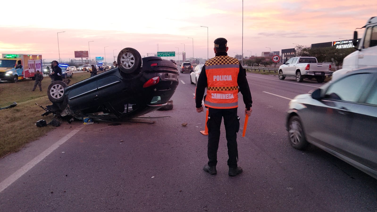 Un polic&iacute;a manejaba borracho, perdi&oacute; el control del auto y choc&oacute; contra un cami&oacute;n en C&oacute;rdoba: mat&oacute; a un hombre