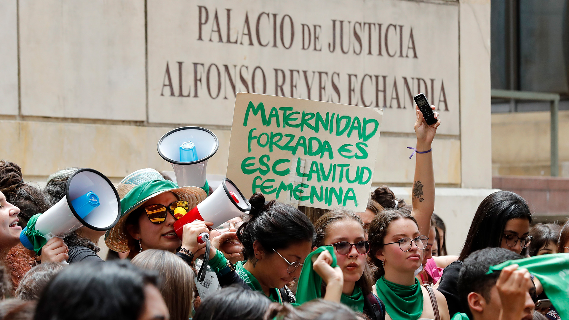 AME116. BOGOTÁ (COLOMBIA), 02/03/2020.- Personas en favor del aborto legal se manifiestan este lunes frente a la Corte Constitucional, que discute su despenalización total en Bogotá (Colombia). EFE/Mauricio Dueñas Castañeda