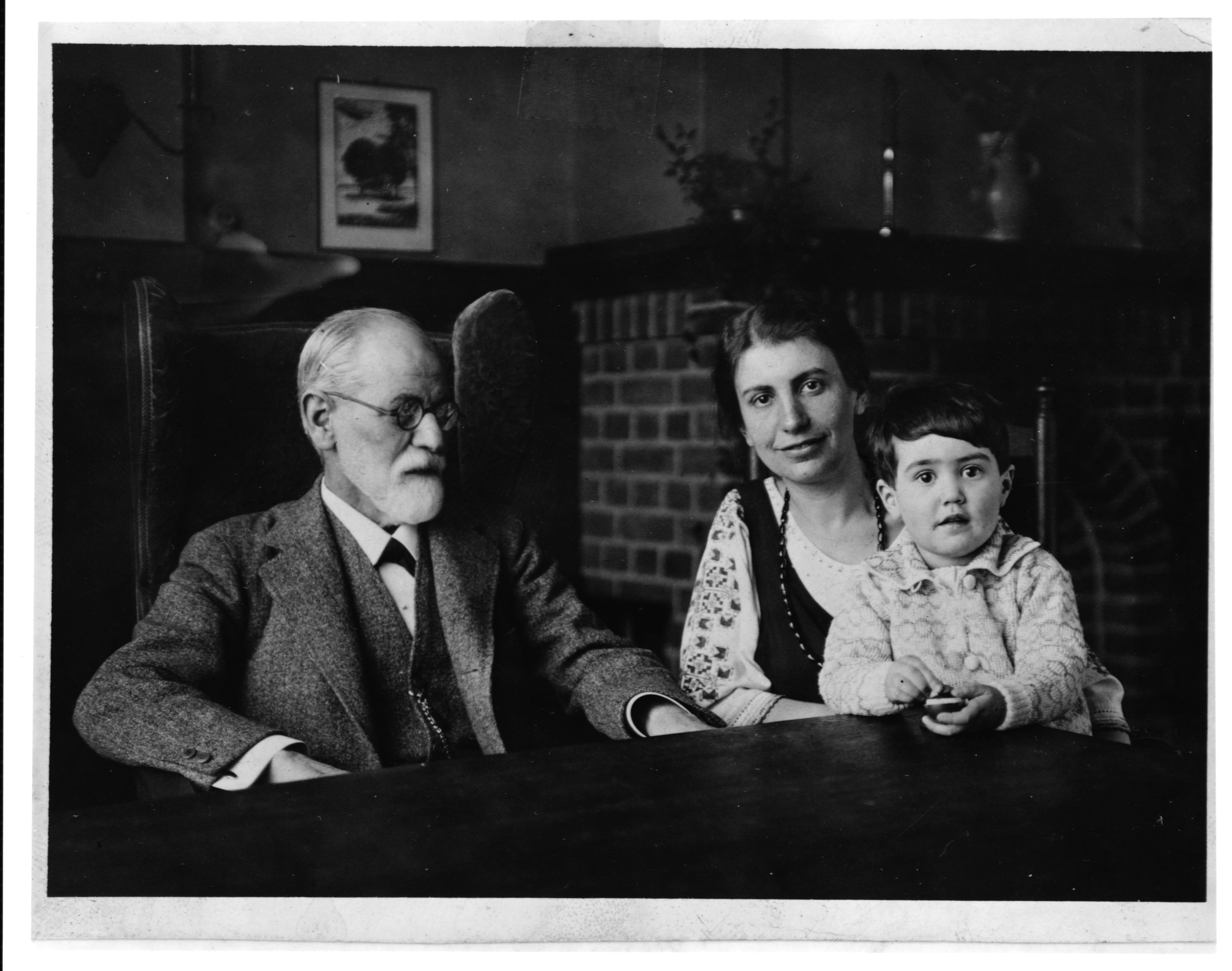 Freud dengan putrinya Anna dan cucu Eve, putri Oliver dan Henny Freud (Perpustakaan Kongres/Corbis/VCG via Getty Images)