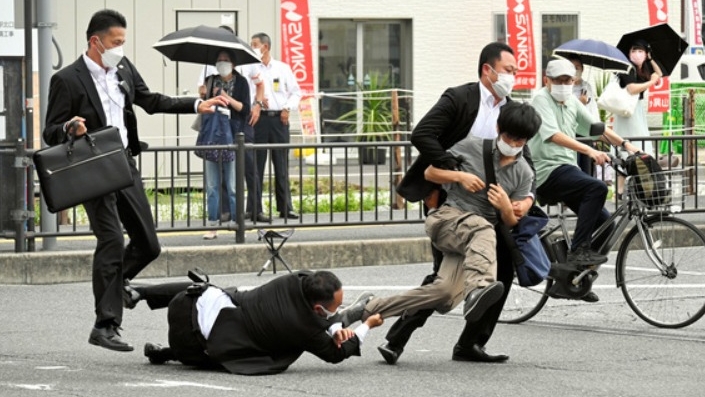 El momento en el que capturan al atacante de Shinzo Abe