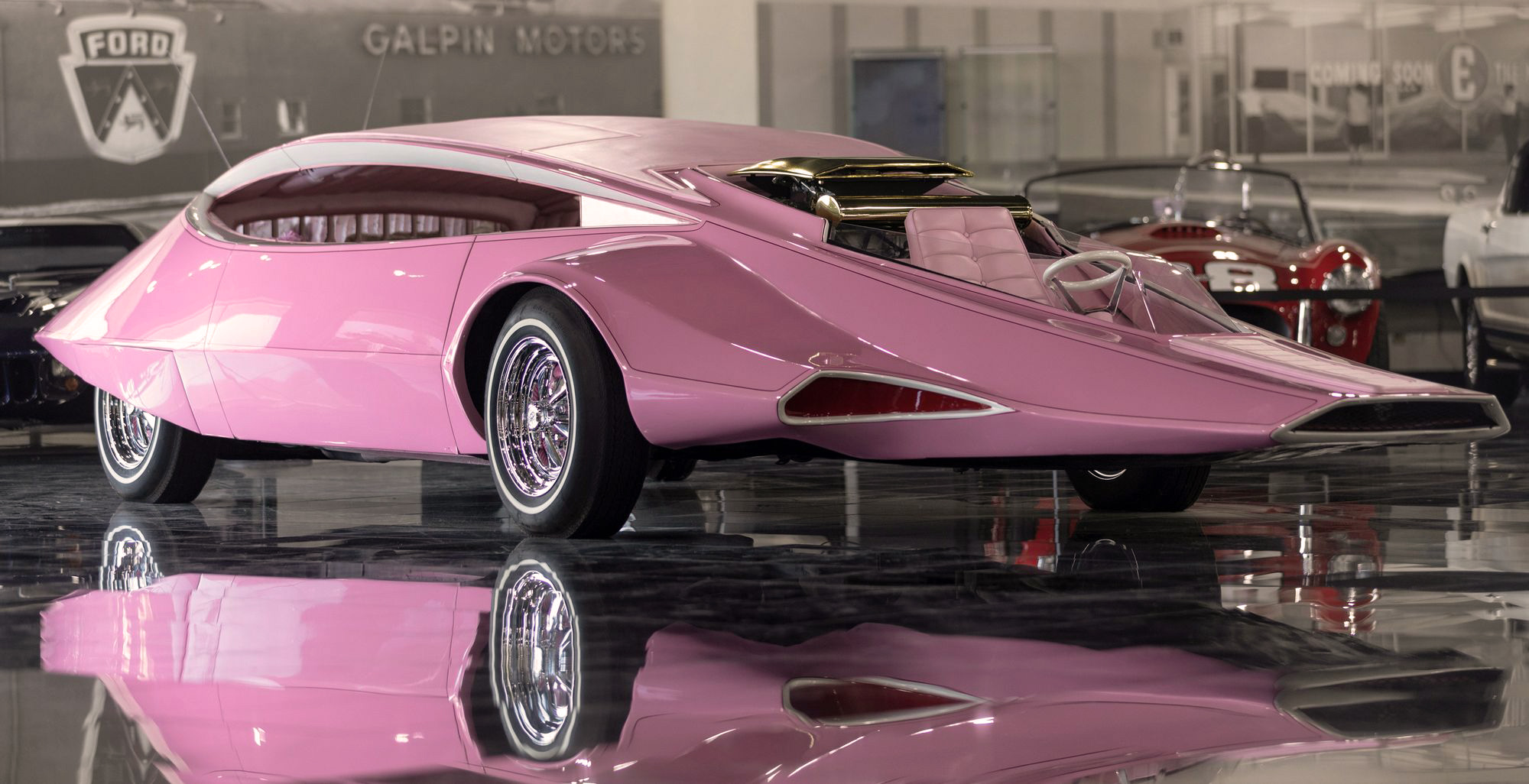 El estudio de diseño y restauración Galpin Auto Sports de Los Ángeles, fue el encargado de devolver el esplendor al Pink Panthermovil
