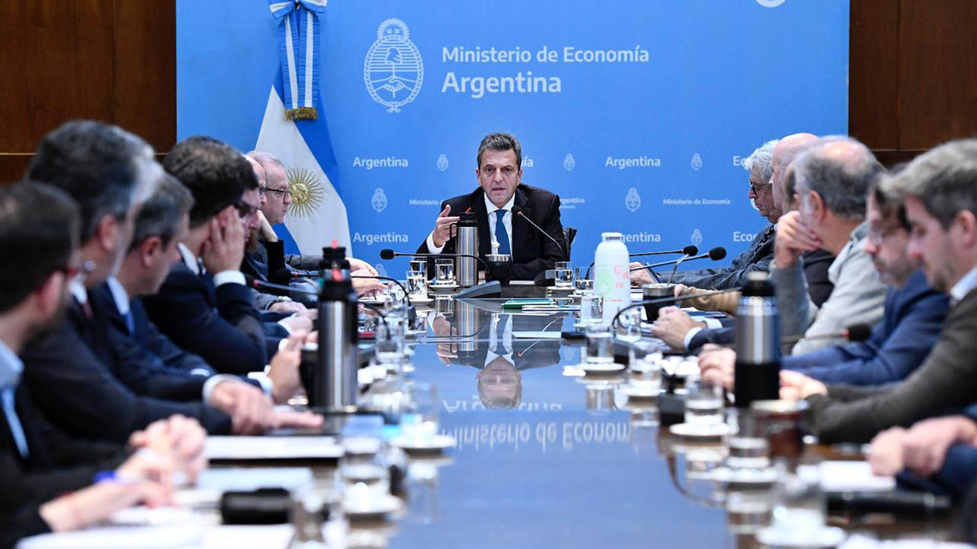 Massa encabezó una reunión de gabinete económico este lunes por la mañana, tras ser nominado como candidato presidencial del oficialismo