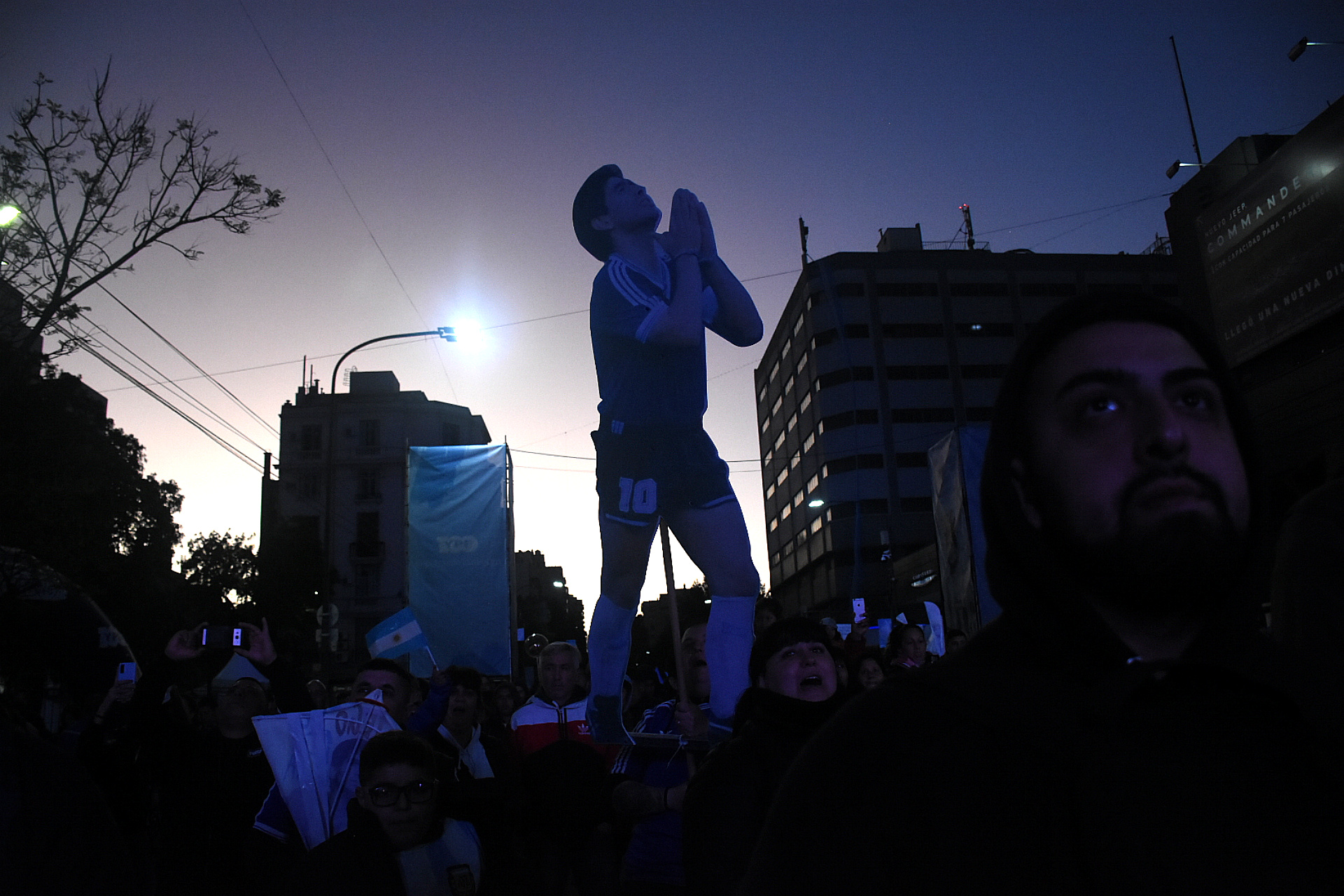 El 30 de octubre se inauguró un enorme mural en homenaje a Diego Armando Maradona en el barrio de Constitución. La imagen, por la cercanía del mundial Qatar 2022, resultó significativa (Nicolás Stulberg)
