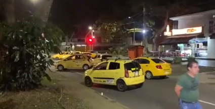 Protesta de taxistas en Cali contra conductores informales.