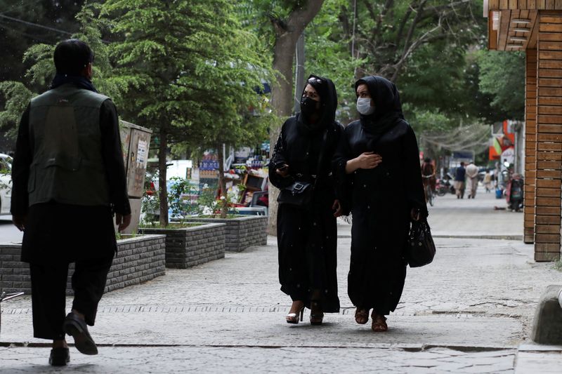 Un grupo de mujeres se concentró frente al edificio del Ministerio de Educación en reclamo por los derechos perdidos desde la llegada de los extremistas al poder