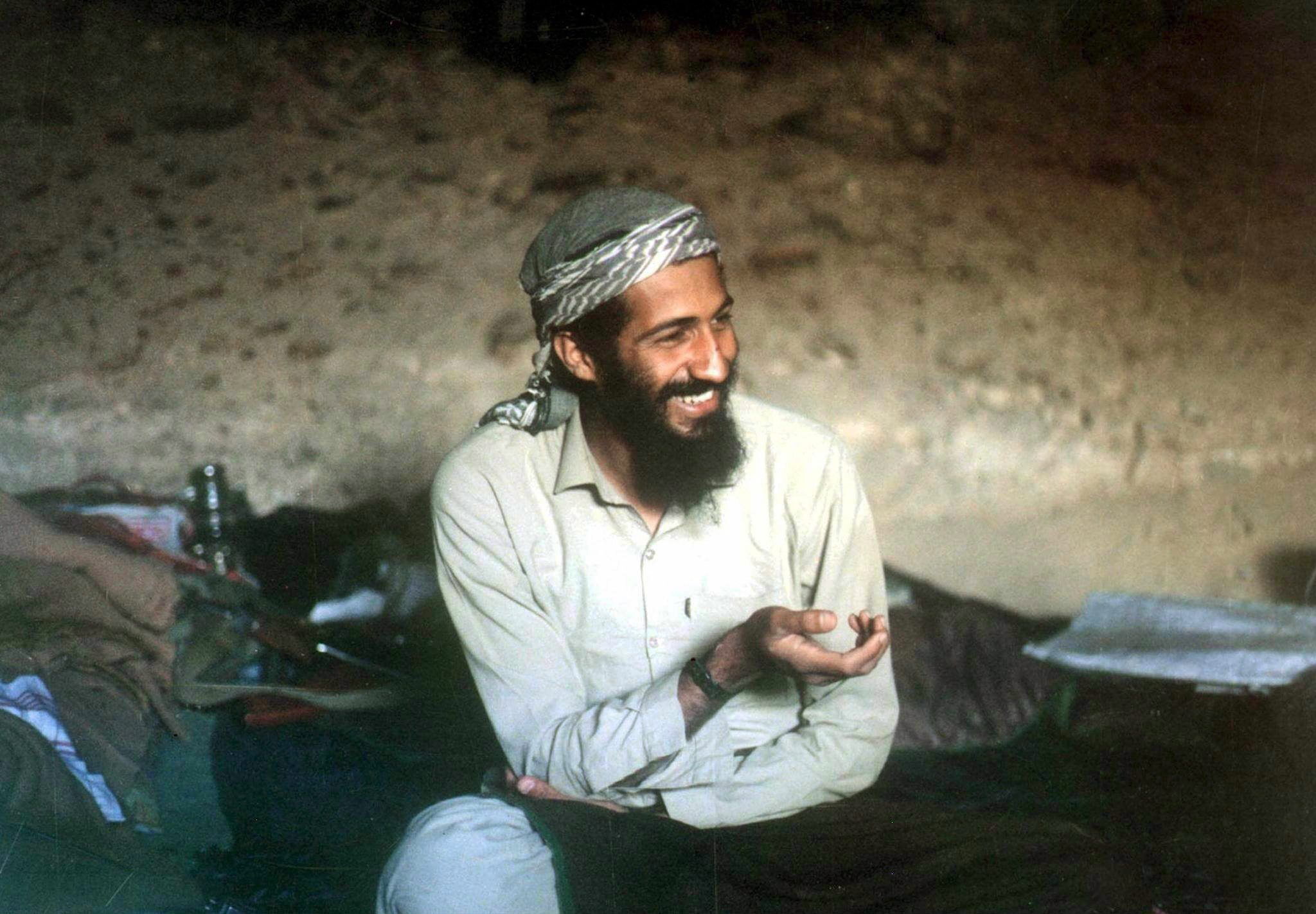 Fotografía fechada en 1998 de Osama bin Laden, entonces el terrorista más buscado del mundo, en una cueva de Jalalabad (Afganistán). EFE/STR/Archivo

