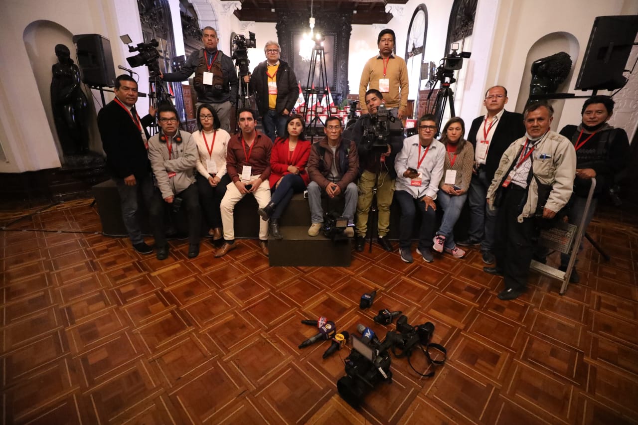 Periodistas protestan por discriminación en conferencia de prensa del Gobierno (@LourdesPaucar_)