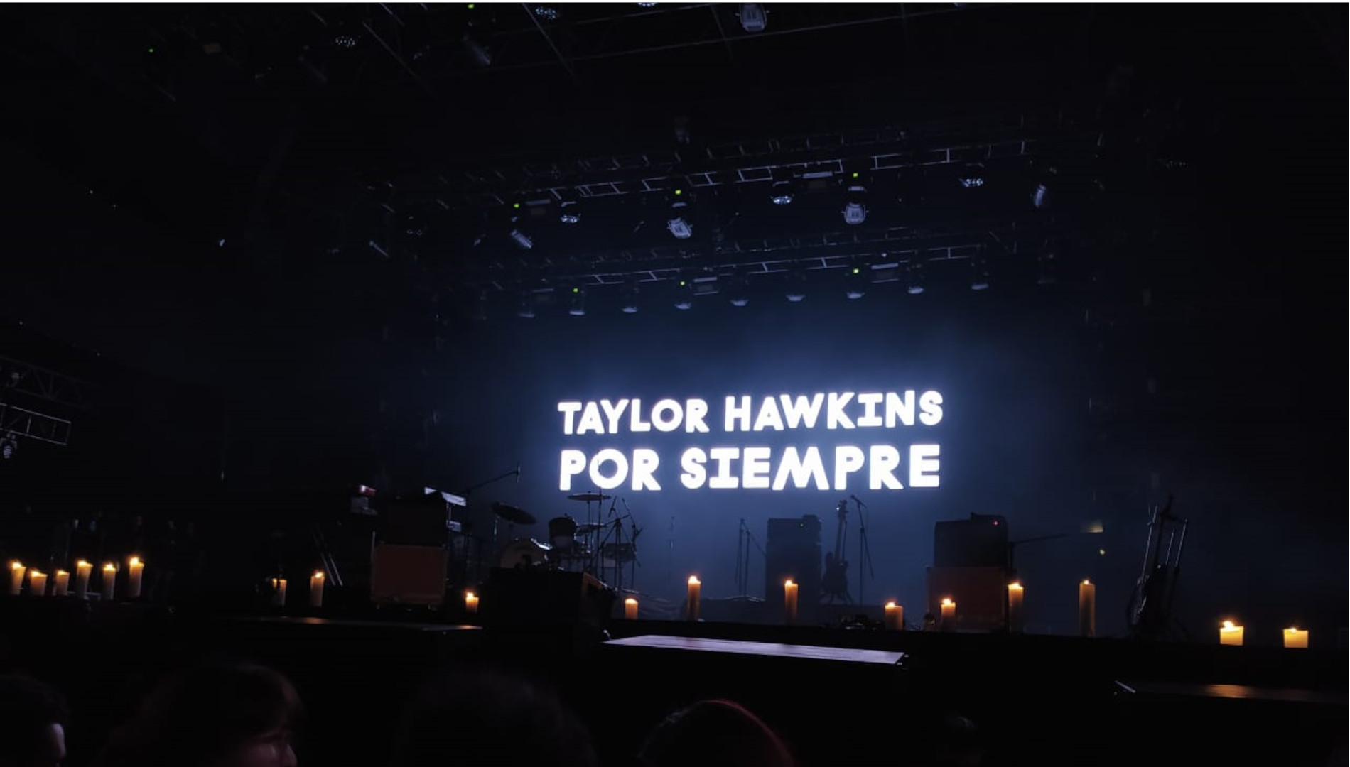 Luego de que se conociera la trágica noticia del baterista Taylor Hawkins, en el escenario donde se iba a presentar Foo Figthers se encendieron velas en homenaje del artista. Foto: Infobae