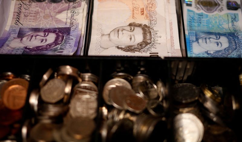 La libra esterlina tuvo un desplome histórico, lo que obligó a una intervención de emergencia del Banco de Inglaterra (REUTERS)