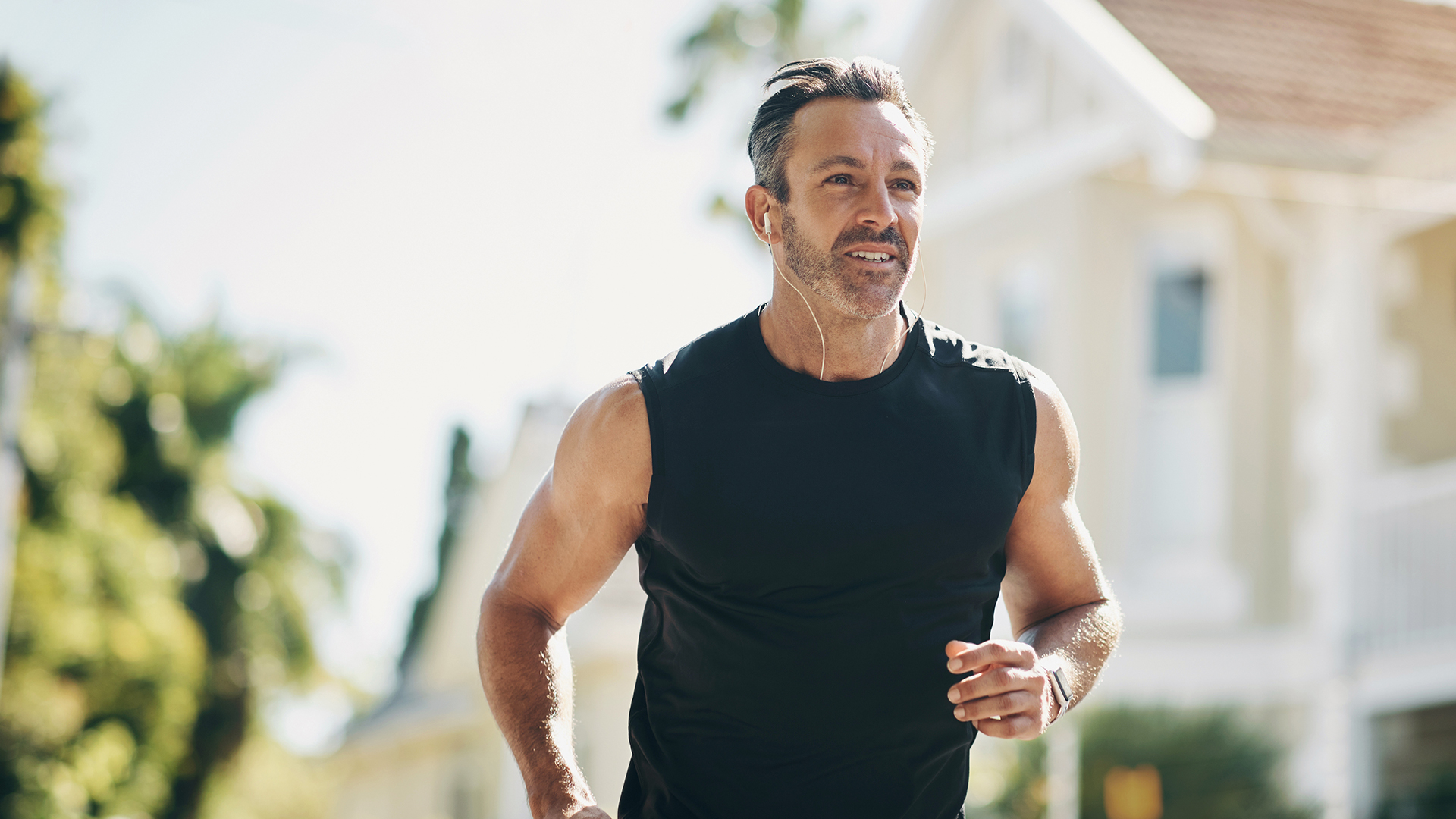 El ejercicio físico que trabaje y fortalezca la masa muscular es clave para mantener el peso en cada década de la vida (Getty)