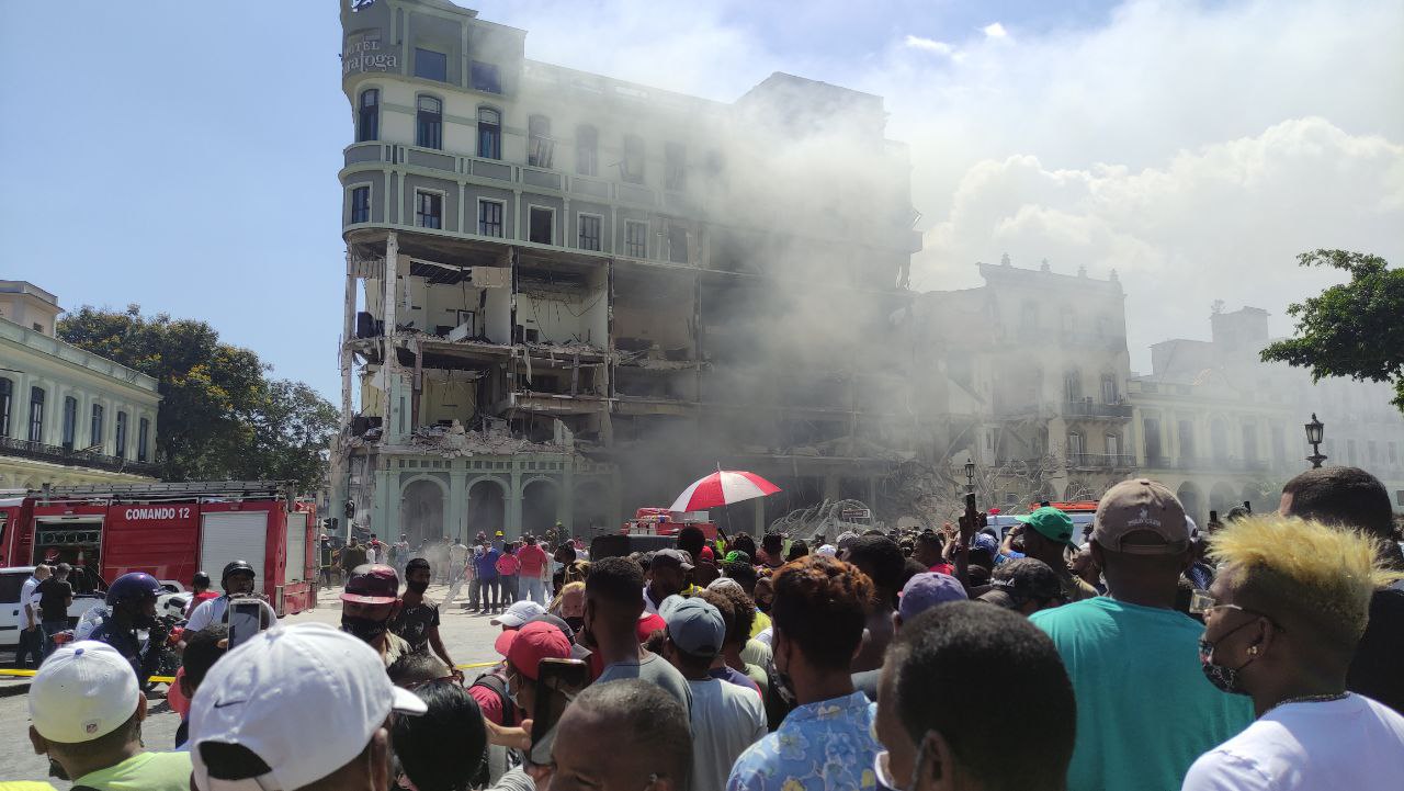 La explosión se produjo sobre las 10:50 hora local y provocó el derrumbe de parte de la fachada del edificio (@14ymedio)