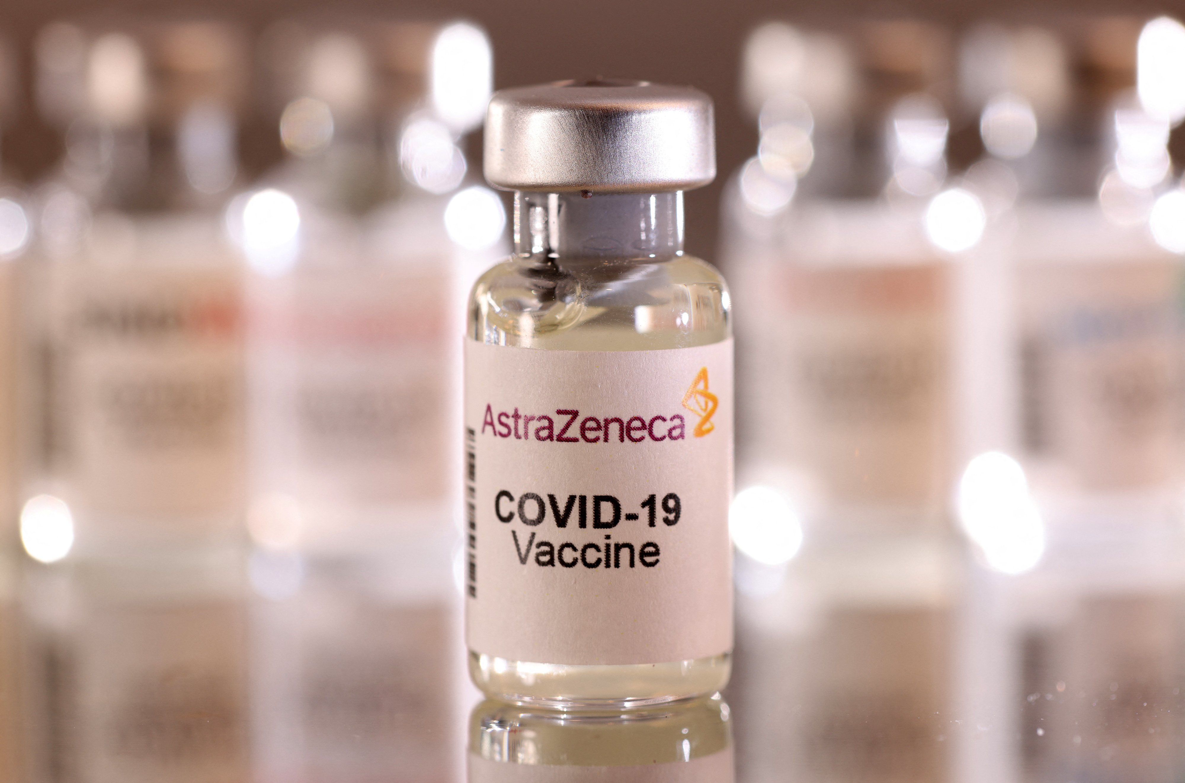 La vacuna COVID 19 AstraZeneca no contiene grafeno entre sus componentes” dijo ANMAT (REUTERS/Dado Ruvic/Illustration)