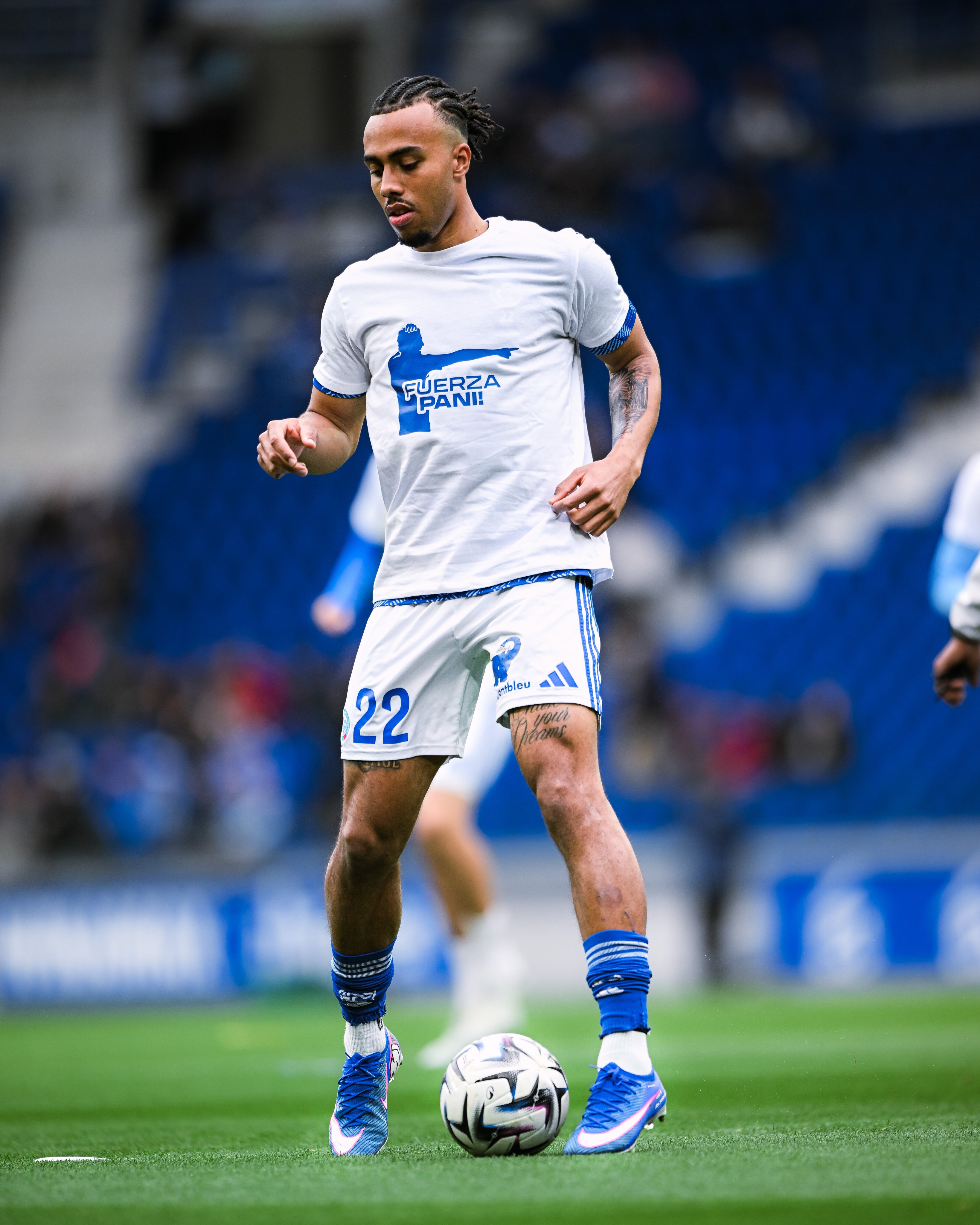 Los gestos de los jugadores del Racing de Estrasburgo con Joaqu&iacute;n Panichelli tras su grave lesi&oacute;n