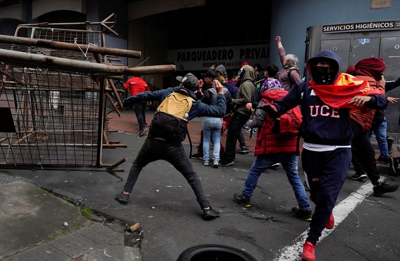 Manifestantes chocan con los policías antidisturbios, mientras los indígenas protestan contra las políticas económicas y ambientales del presidente de Ecuador, Guillermo Lasso, en Quito, Ecuador, el 13 de junio de 2022. REUTERS/Johanna Alarcon