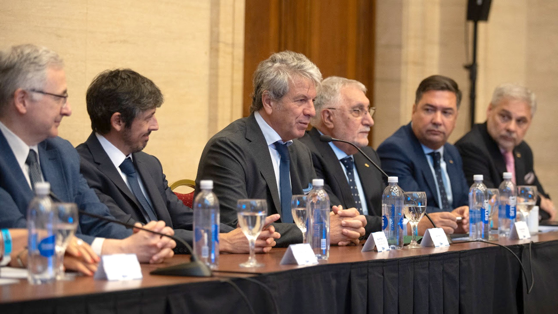 ¿Cómo usar no resistirse a algo de forma adecuada según la RAE?