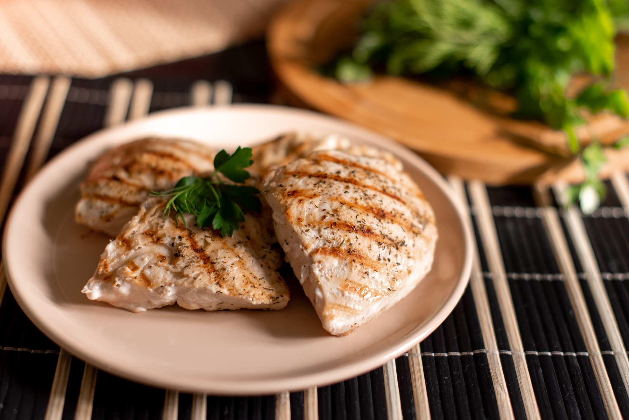 En la dieta sin gluten es recomendable que el pollo se consuma sin piel (Getty)
