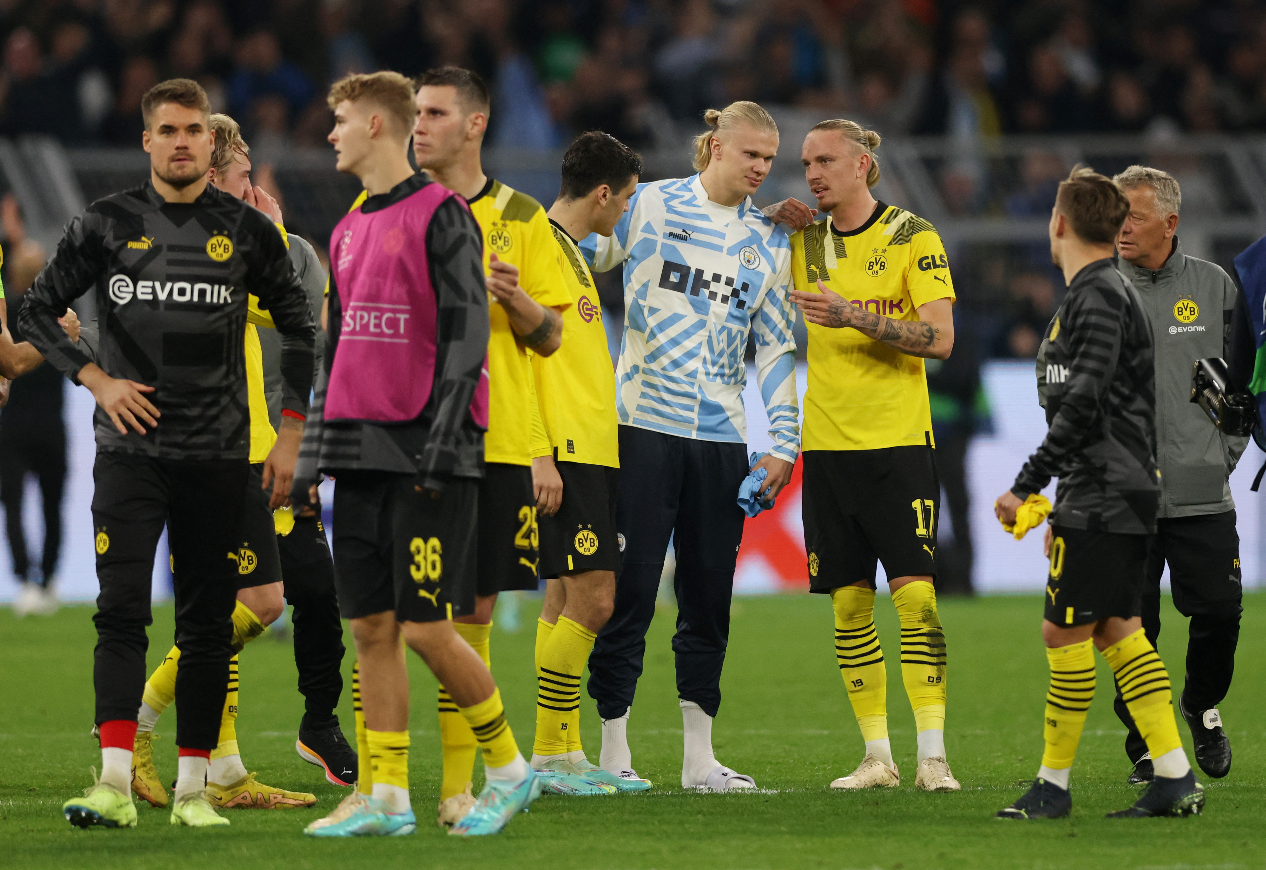 Erling Haaland habló con sus antiguos compañeros del Borussia Dortmund tras el partido (Foto: REUTERS)
