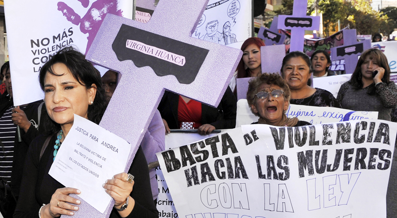 “Todas las personas, en particular las mujeres, tienen derecho a no sufrir violencia física, sexual o psicológica, tanto en la familia como en la sociedad”, dice la Constitución boliviana. (Imagen: Aizar Raldes / AFP)
