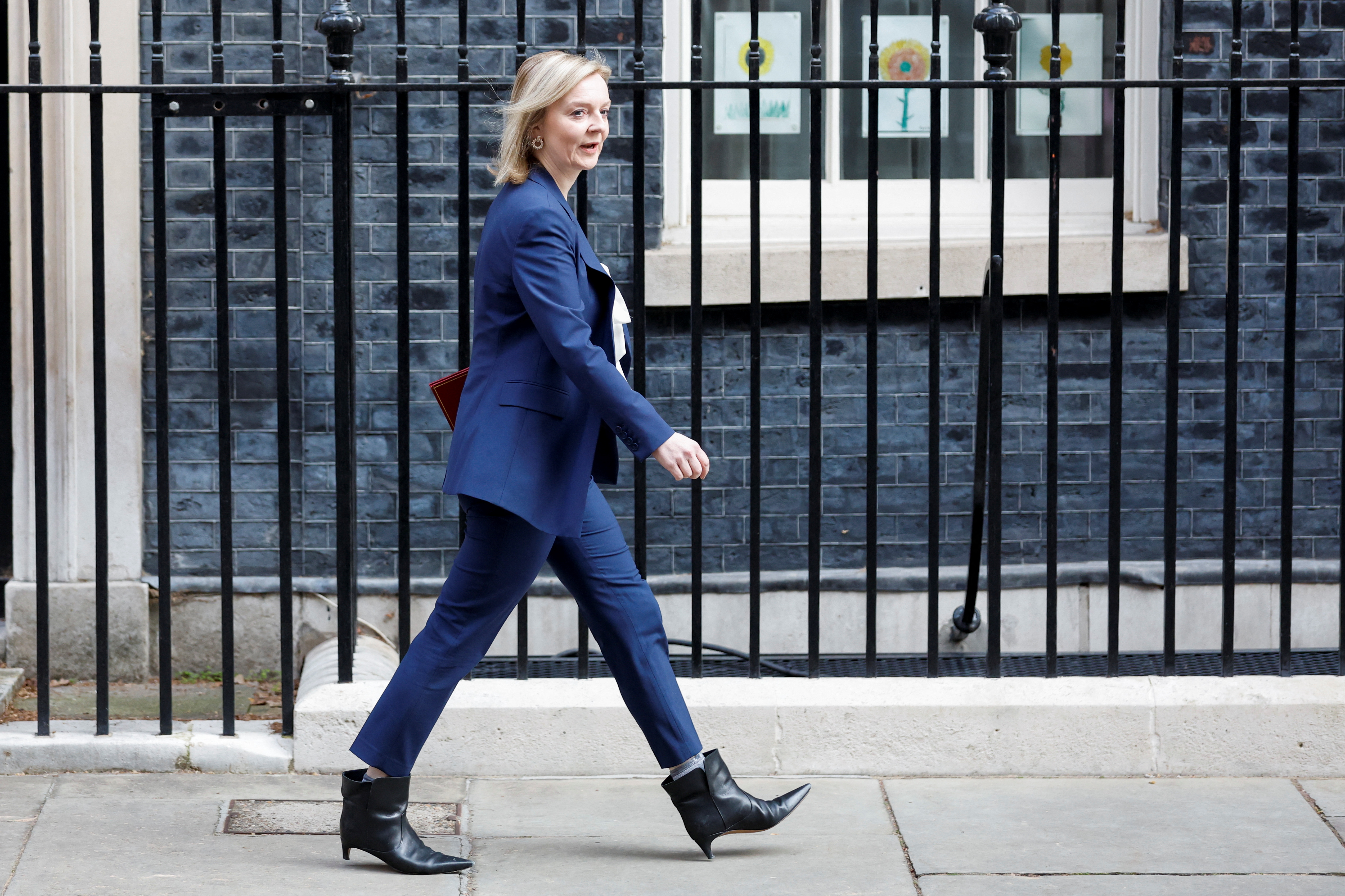 La ministra de Asuntos Exteriores británica, Liz Truss, camina fuera de Downing Street, en Londres, Gran Bretaña, el 23 de marzo de 2022. REUTERS/Peter Cziborra
