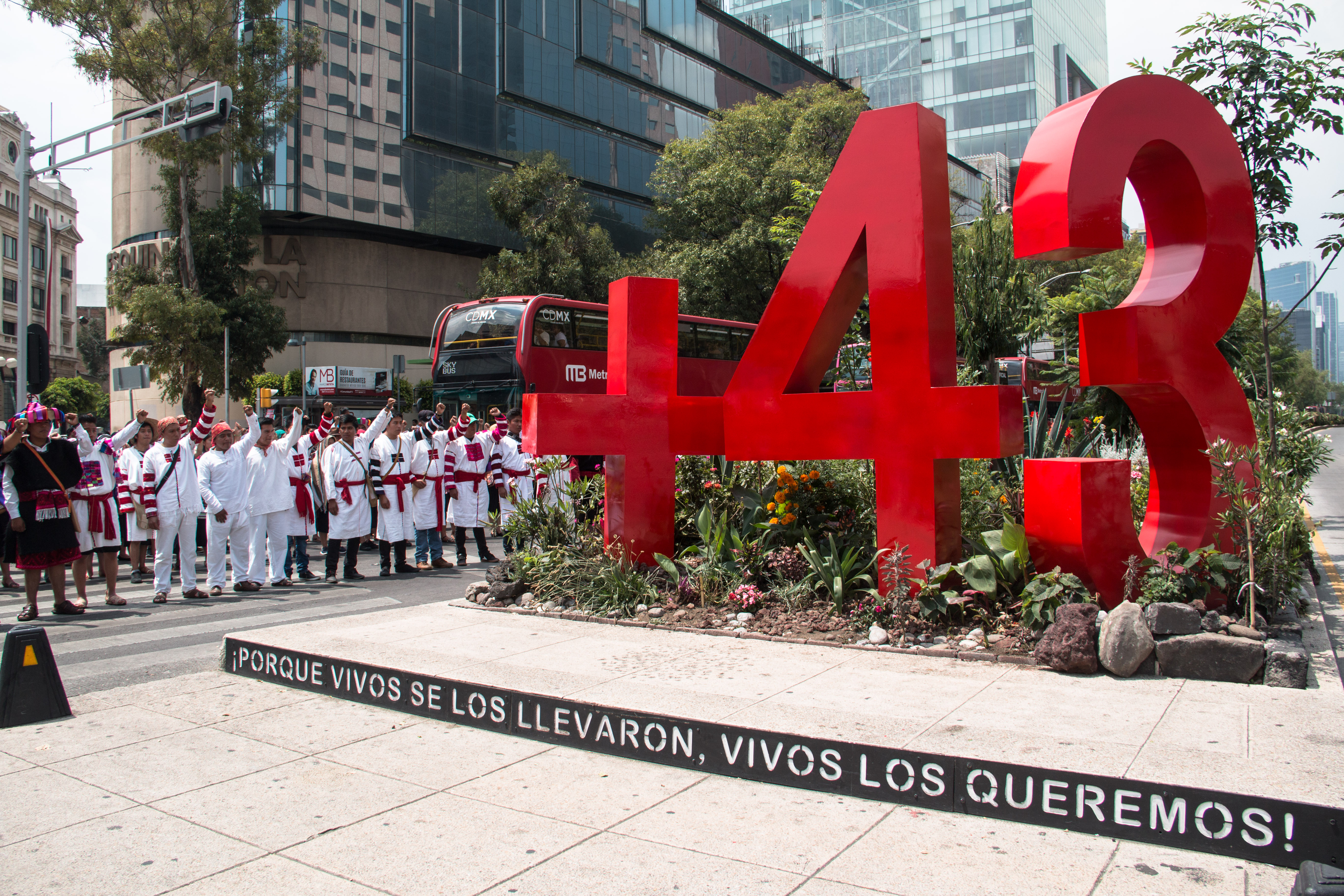 En Paseo de la Reforma está instalado en antimonumento a los 43 normalistas de Ayotzinapa desaparecidos en septiembre de 2014.
FOTO: ANDREA MURCIA /CUARTOSCURO.COM