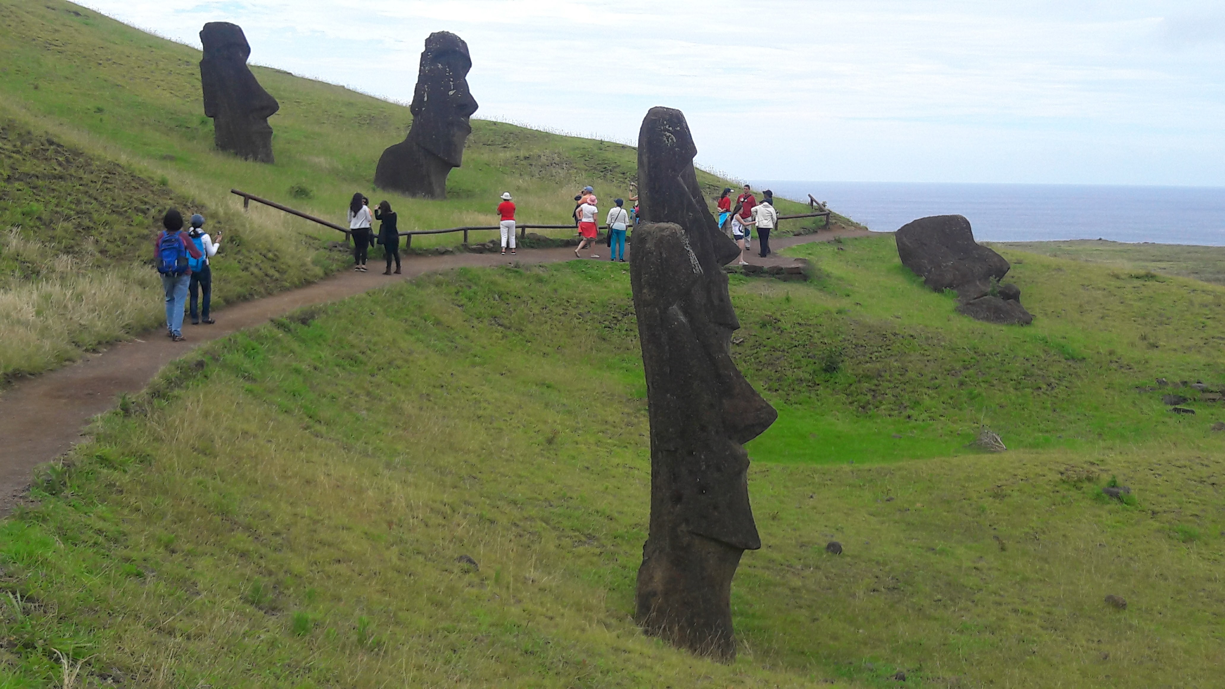 Turistas visitando el lugar más famoso de la isla.