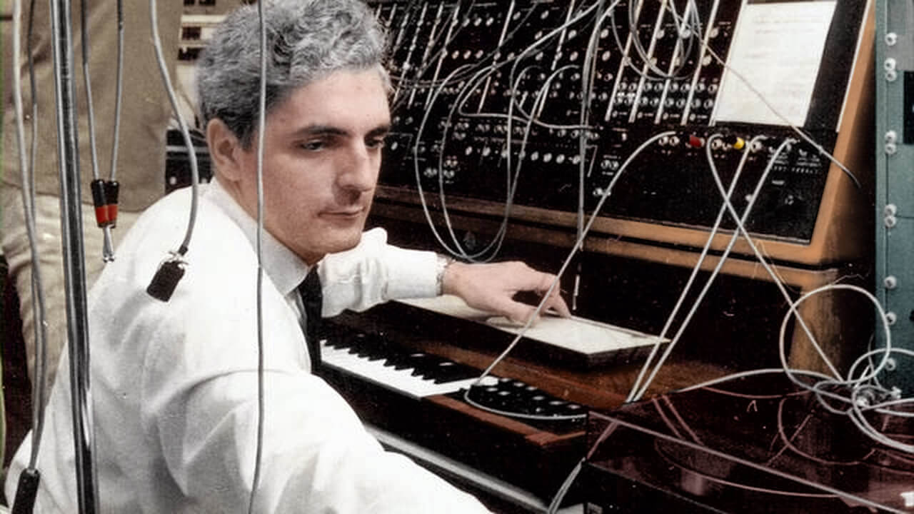 Rober Moog, inventor del sintetizador, llevó a otro nivel los principios científicos que Theremin había introducido con su instrumento.