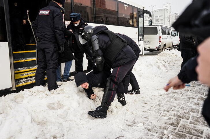 La policía rusa detiene a una persona en una protesta contra la guerra en Ekaterimburgo, Rusia, el pasado de 6 marzo (Reuters)