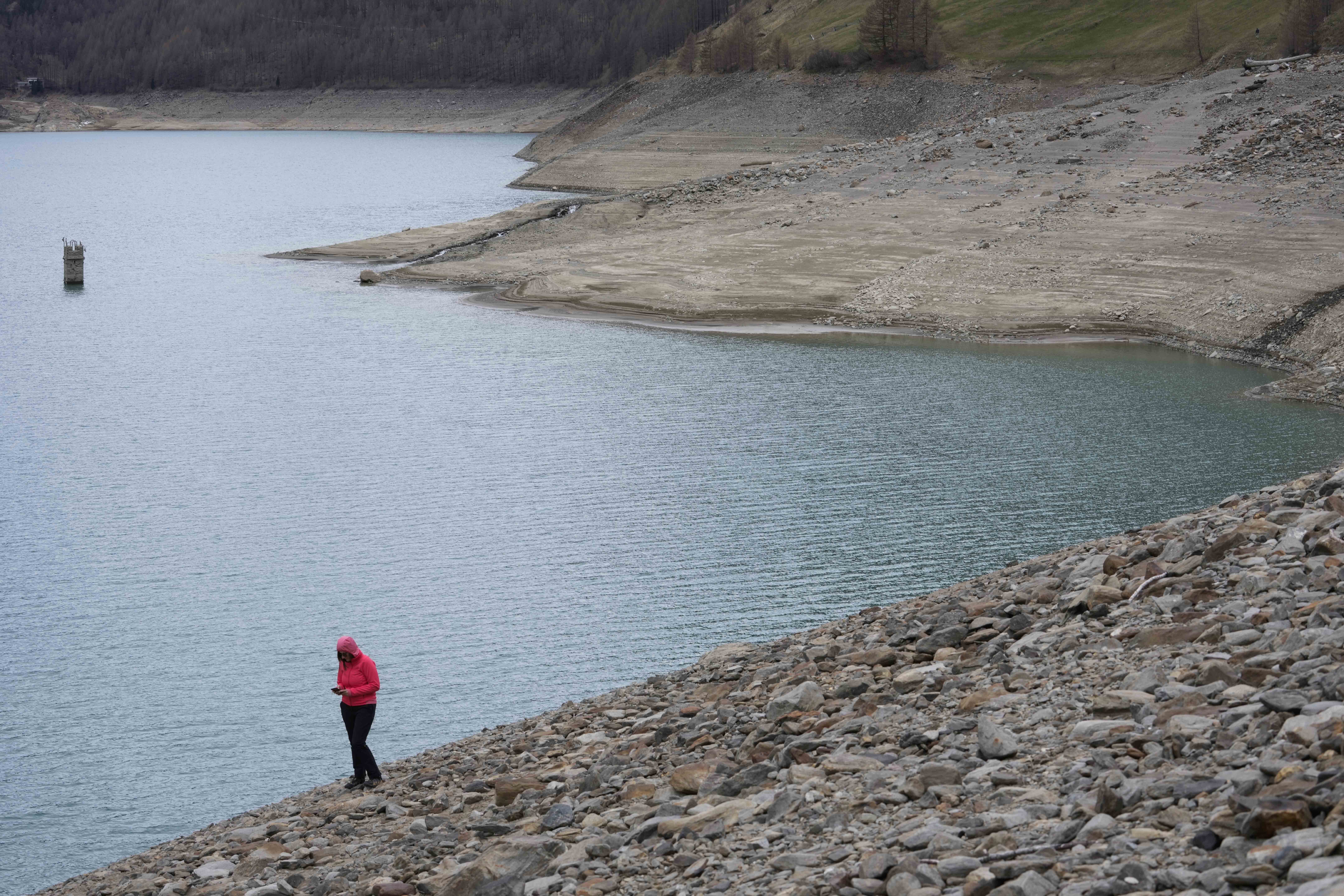 En los lagos alpinos el nivel del agua está inusualmente bajo (AP Foto/Luca Bruno)