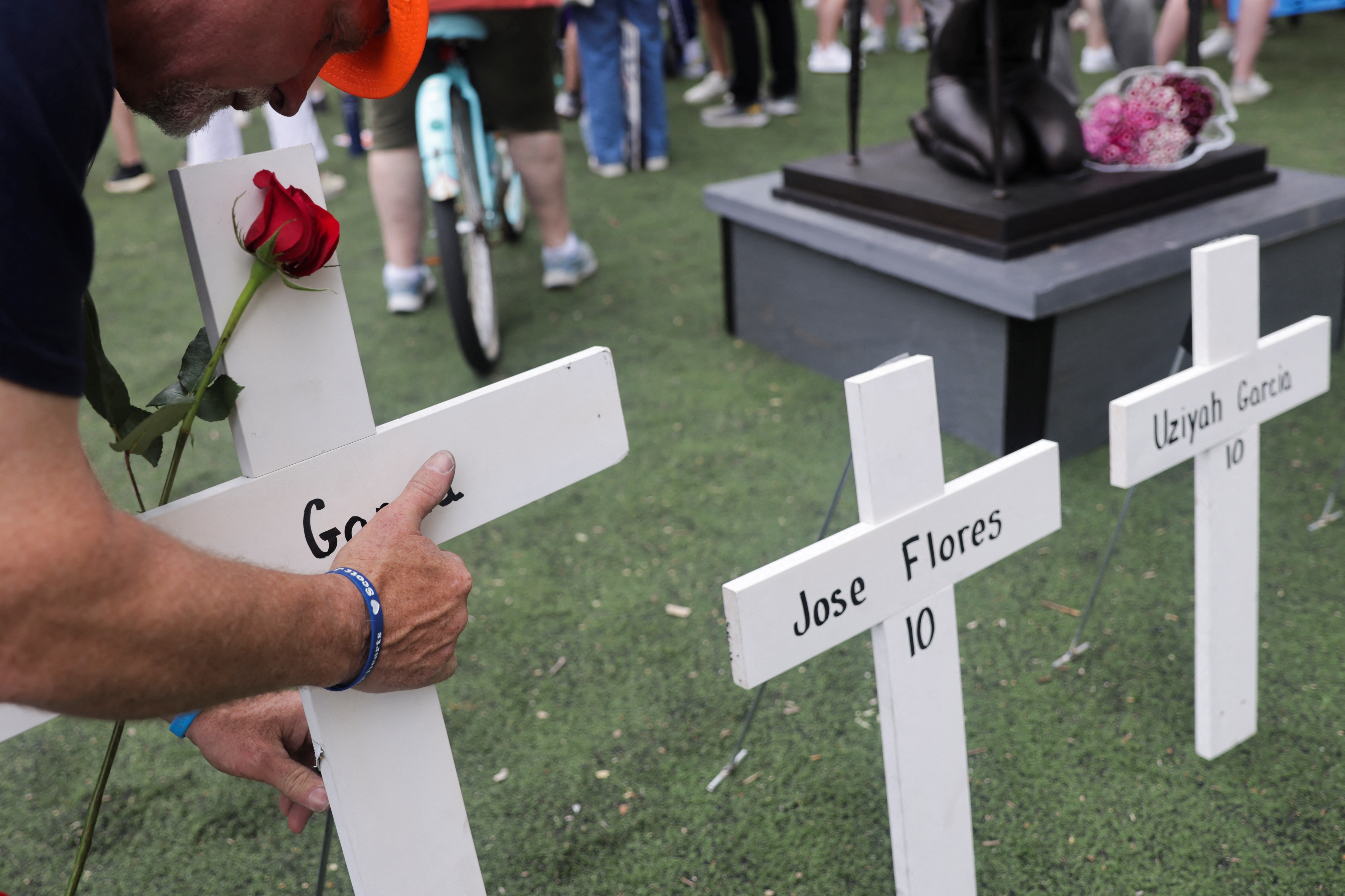 Cruces en homenaje a los niños asesinados en el tiroteos en escuelas en EEUU. REUTERS/Jeenah Moon