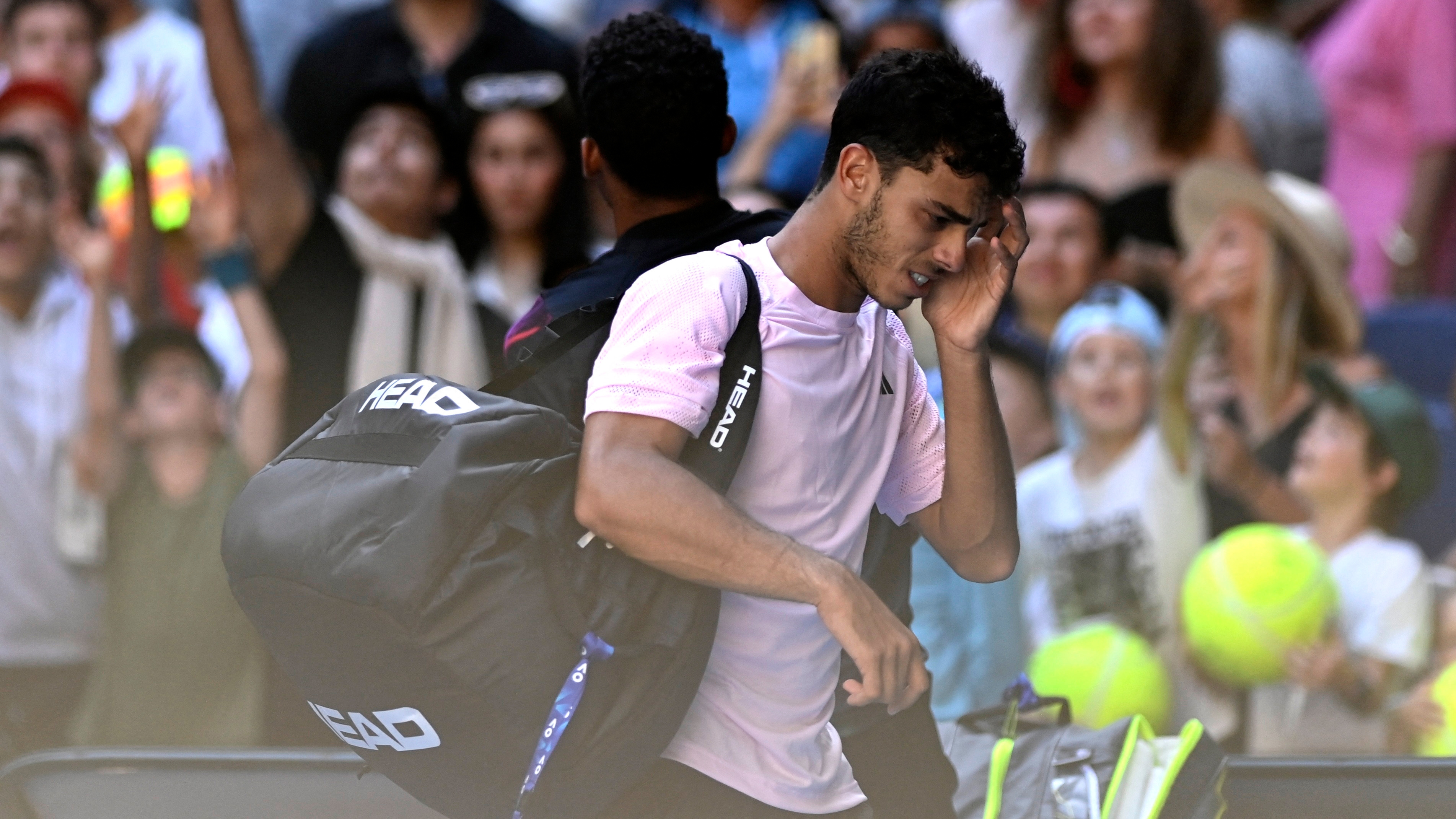 Tênis - Aberto da Austrália - Melbourne Park, Melbourne, Austrália - 20 de janeiro de 2023 O argentino Francisco Cerundolo deixa a quadra após perder sua terceira rodada contra o canadense Felix Auger-Aliassime REUTERS/Jaimi Joy