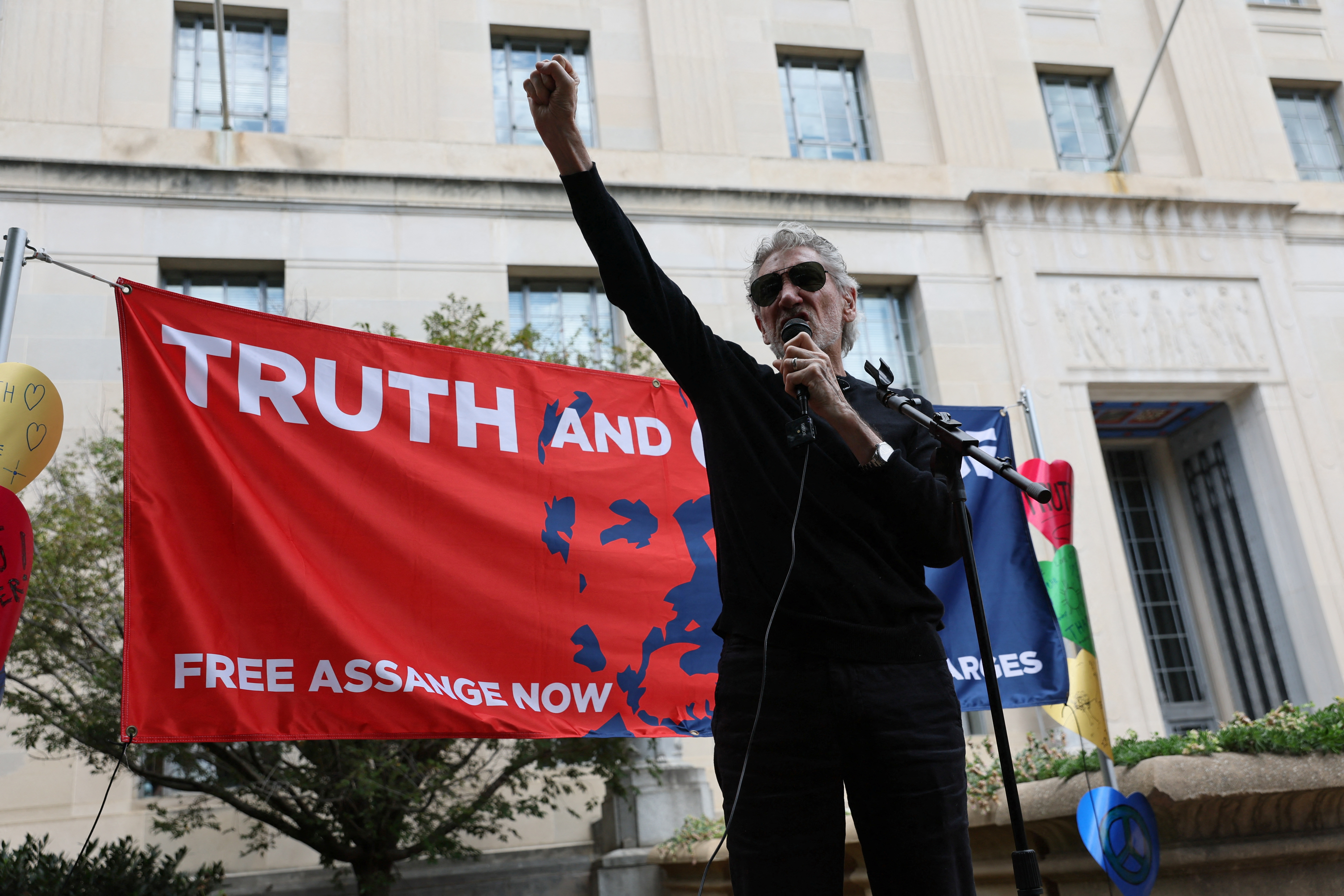 Roger Waters también se manifestó recientemente en Washington frente al Departamento de Justicia para reclamar la liberación de Julian Assange, el fundador de WikiLeaks (REUTERS/Leah Millis)