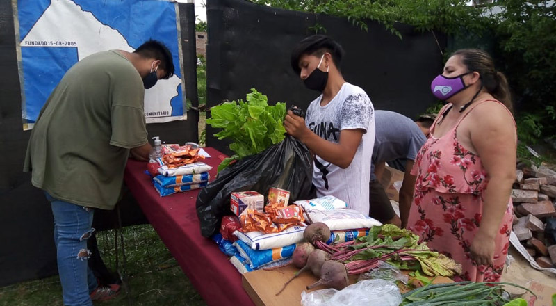 Los voluntarios de De la Huerta a la Olla distribuyen alimentos agroecológicos entre comedores populares; también organizan charlas, capacitaciones y visitas a los productores. (Imagen: gentileza De la Huerta a la Olla)