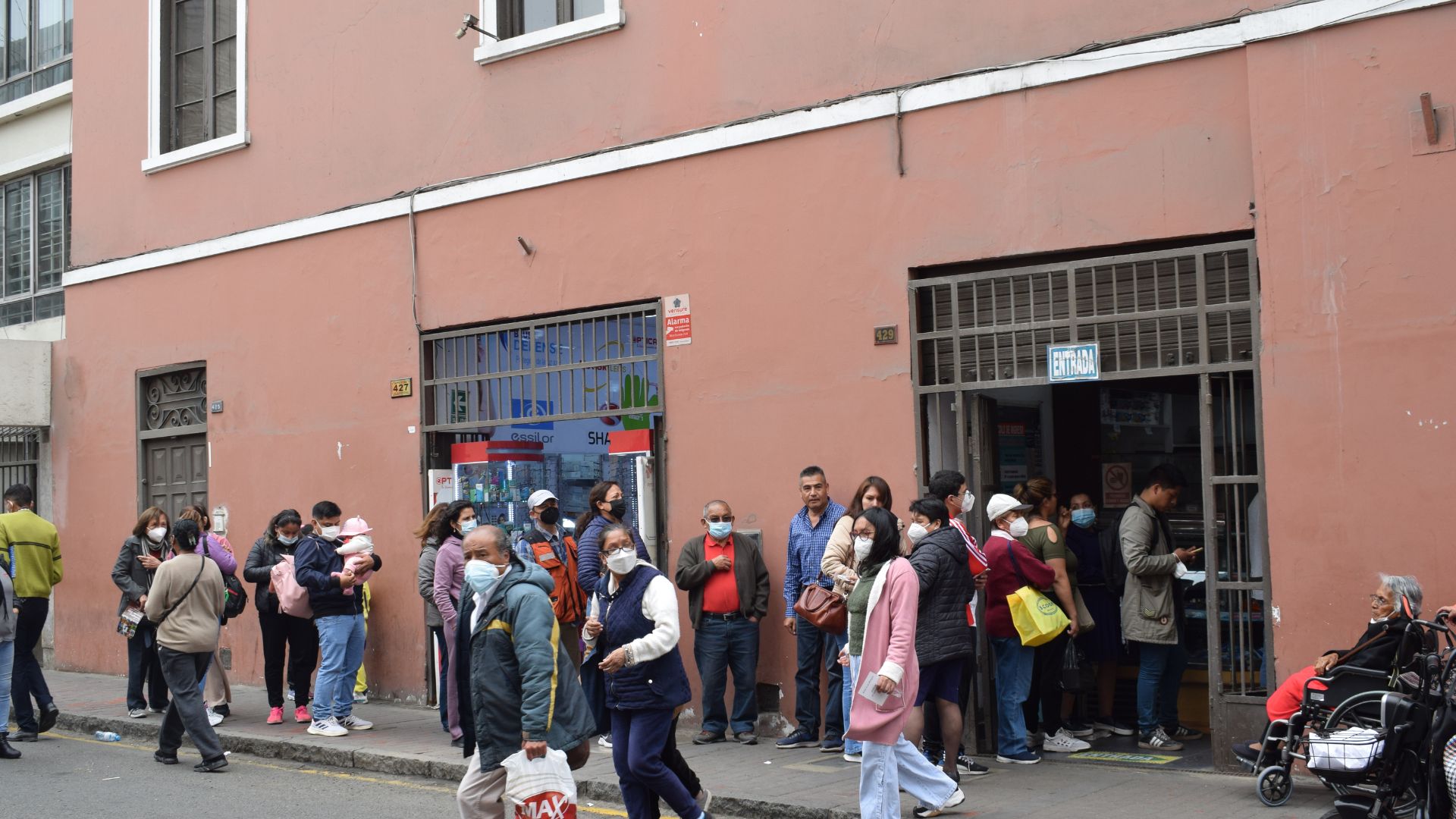 En esta panadería se realizan dos colas, una para realizar el pago correspondiente y otra para recoger el pedido.