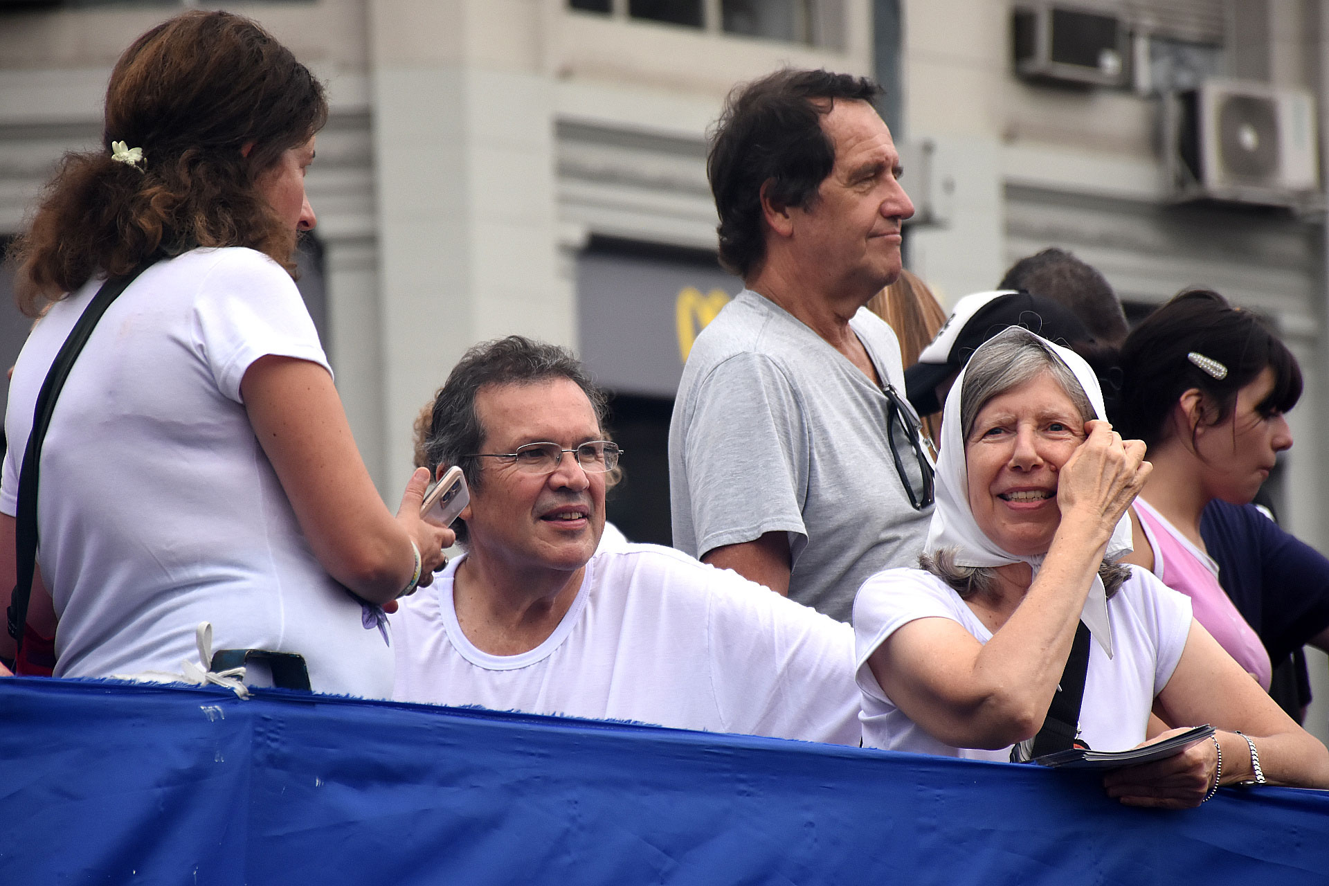Tristán Bauer, ministro de Cultura de la Nación, junto a Madres de Plaza de Mayo
