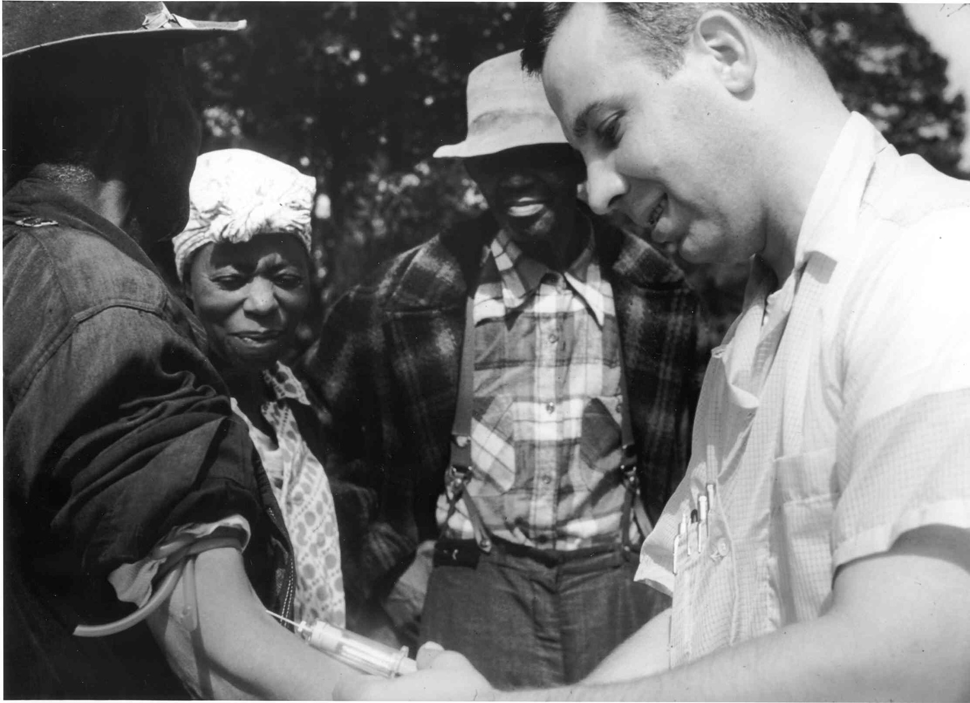 Un médico le da una inyección con un placebo a uno de los participantes del Proyecto Tukesgee. De fondo se ve a Eunice Rivers, la enfermera que permaneció los cuarenta años en el programa.
National Archives Atlanta, GA (U.S. government)