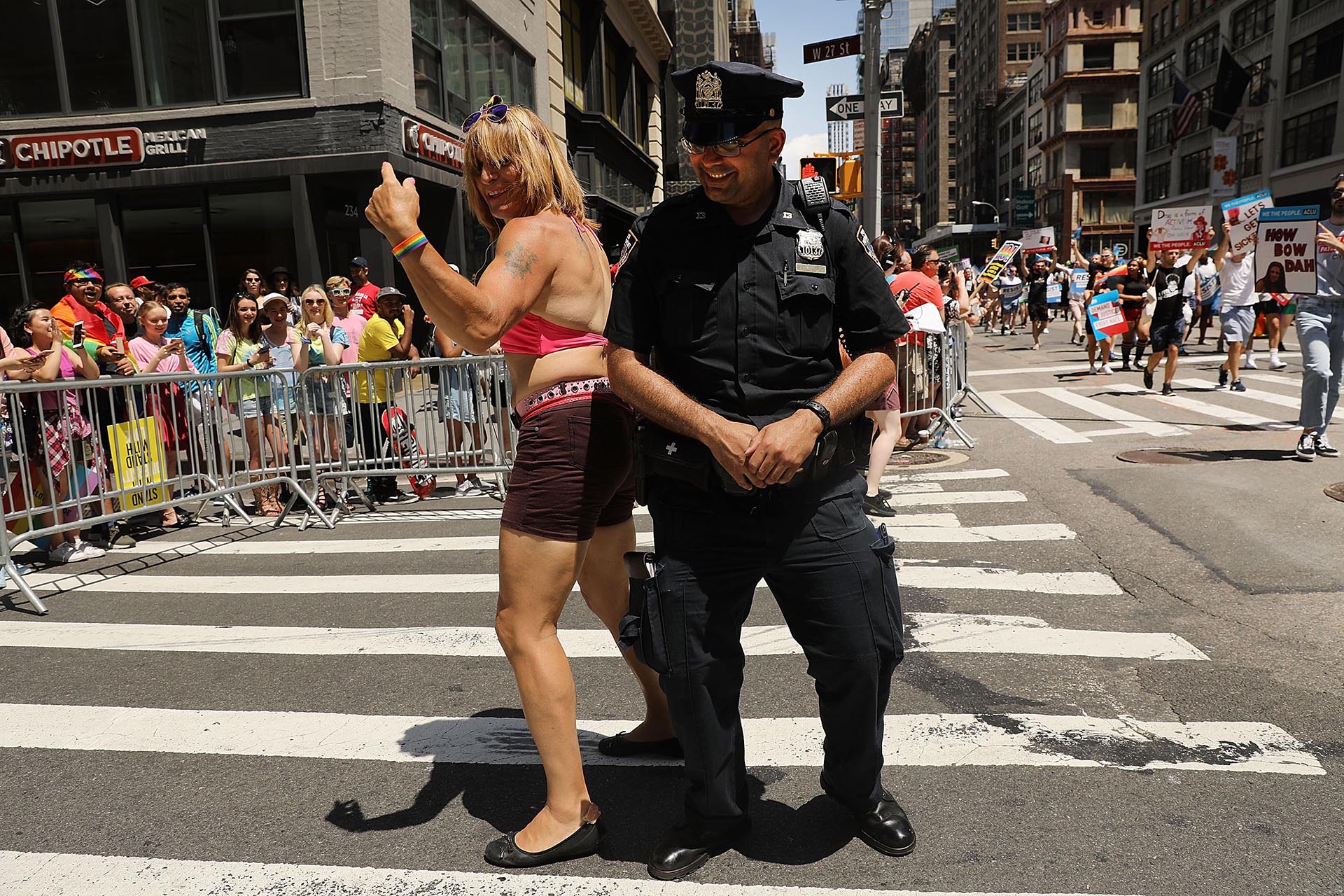 Un oficial de policía baila con un manifestante en el desfile del 25 de junio de 2017 en la Quinta Avenida de Manhattan