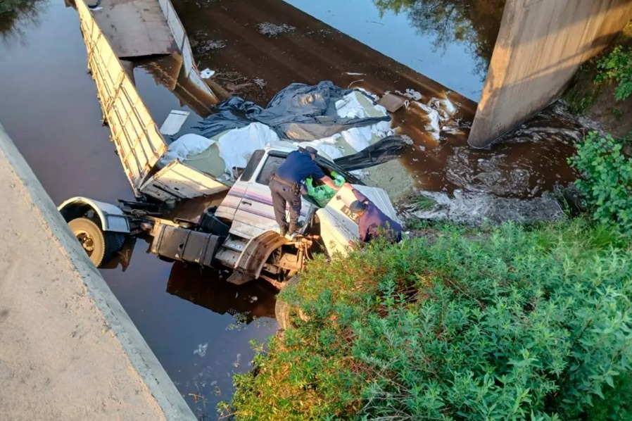 Impactante accidente en Entre Ríos: un camión perdió el control y cayó a un arroyo desde un puente