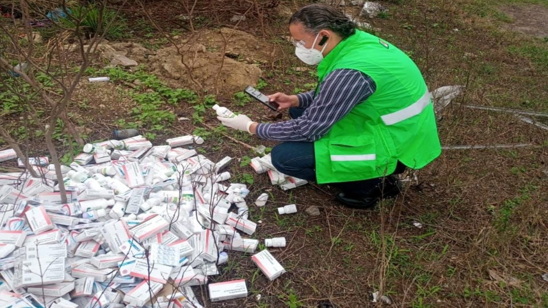 Las cajas fueron botadas en un lote vacío (Foto: Twitter/@antonioaranda_)