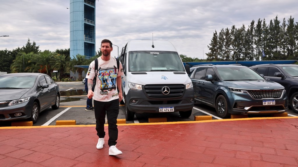 La llegada de Messi al predio de la AFA en Ezeiza