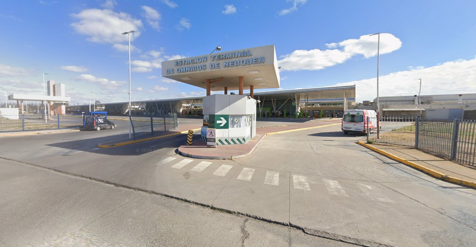 Una mujer se descompens&oacute; luego de bajar de un colectivo de larga distancia y muri&oacute; en la terminal de Neuqu&eacute;n