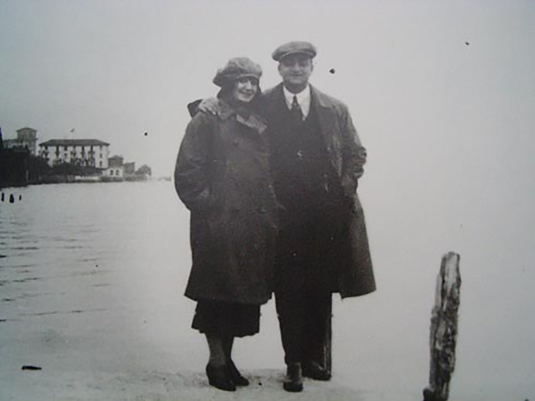 Enzo Ferrari junto a Laura Dominica Garello (Wikipedia)