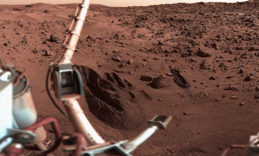 En 1997, Levin publicó su conclusión de que un módulo de aterrizaje Viking de 1976 había descubierto microorganismos vivos en Marte. Sin embargo, cuando otro experimento casi simultáneo de la NASA no logró hallar rastros de materia orgánica en suelo marciano, los científicos concluyeron que, en realidad, era un “falso positivo” (Europa Press)
