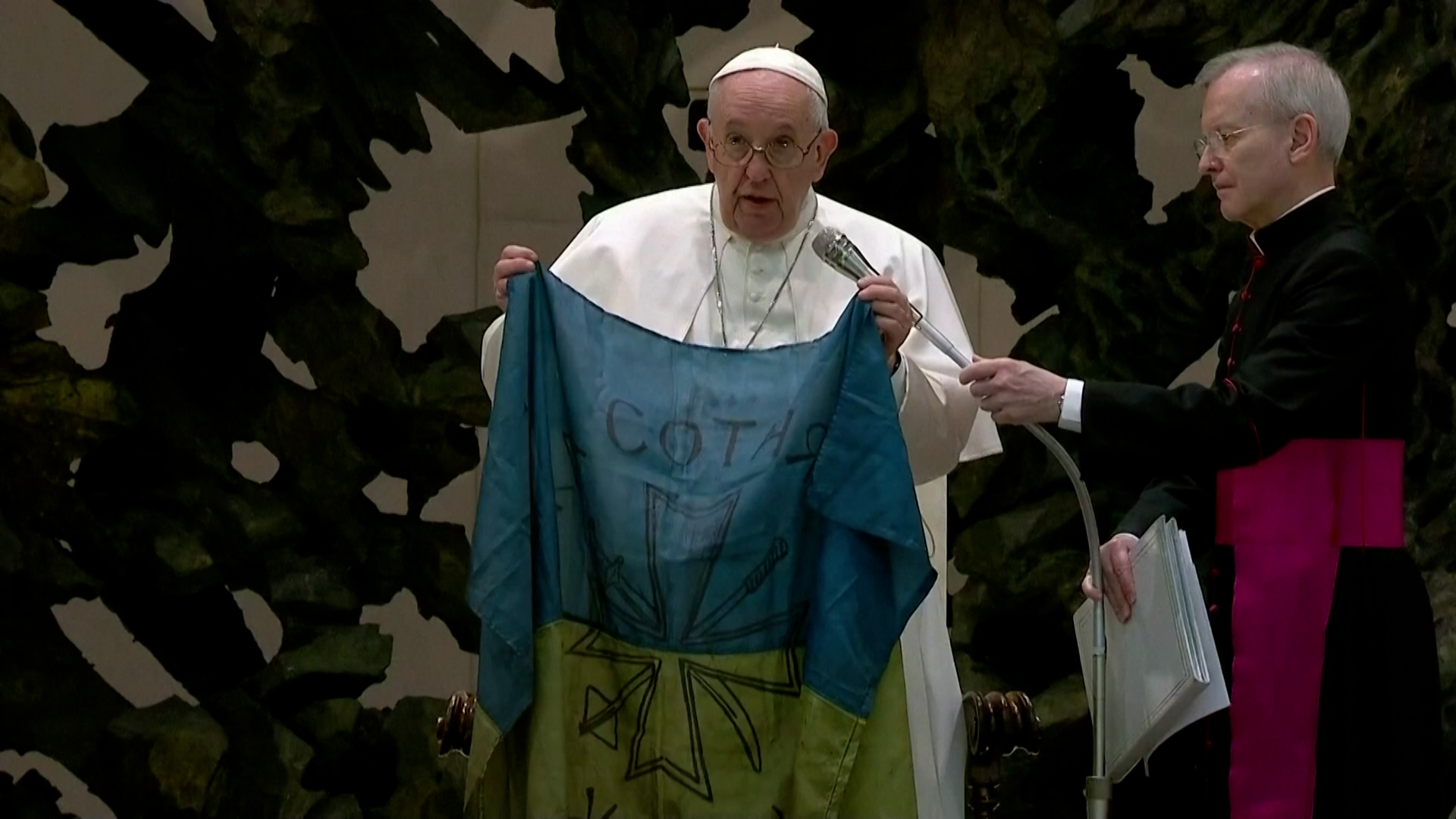El Papa besa una bandera de Ucrania traída desde Bucha