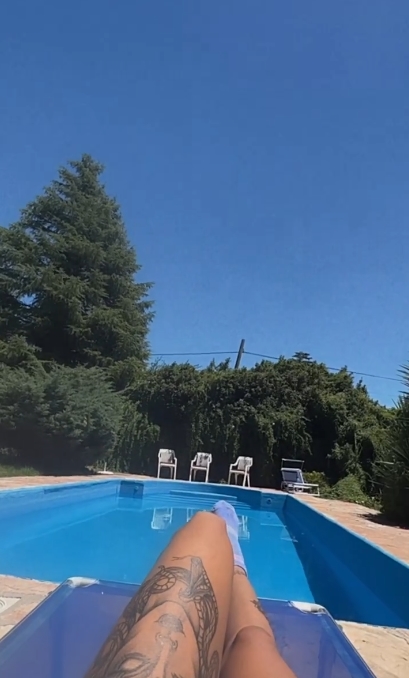 El momento de relax de Tamara Báez en la pileta