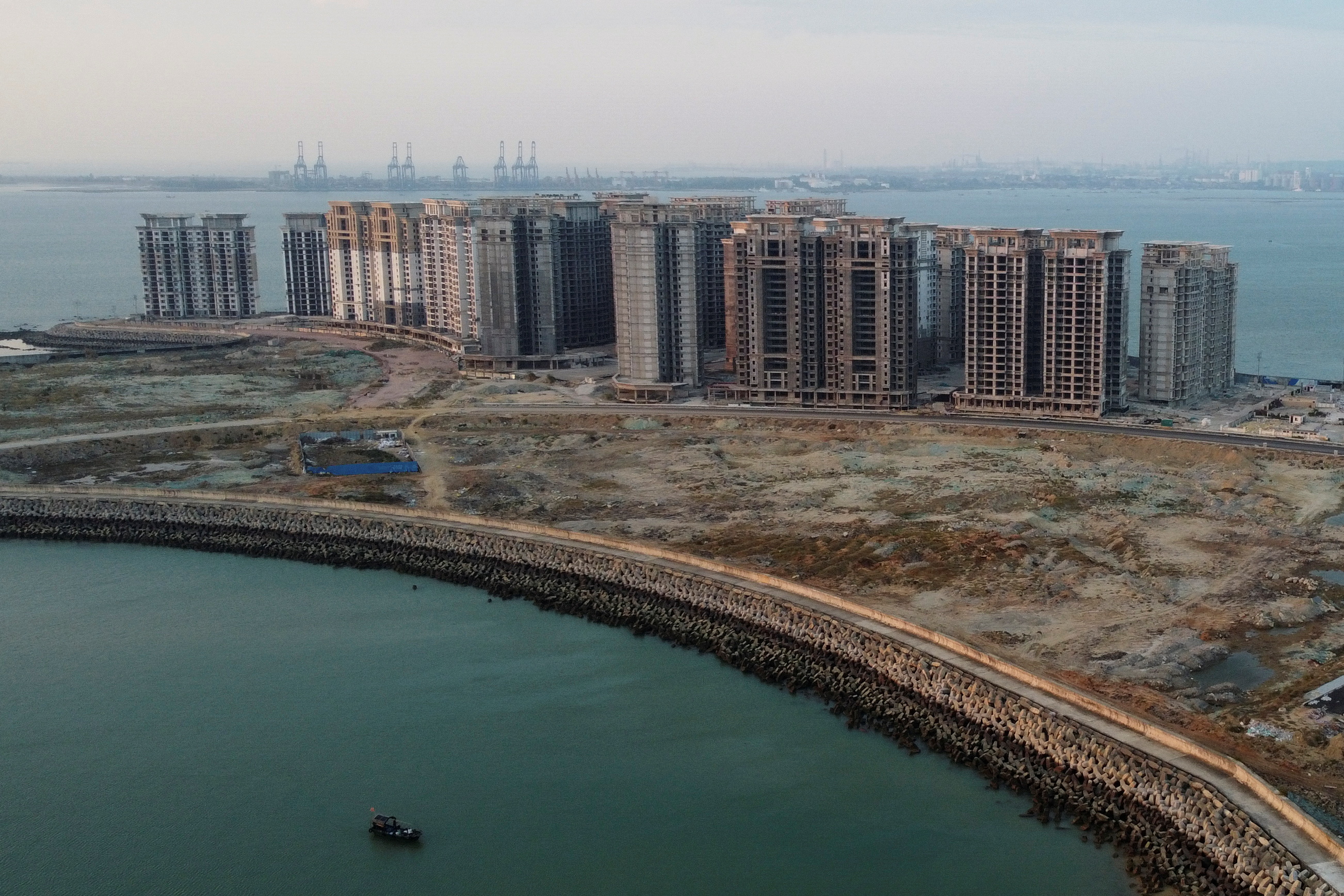 Este complejo de viviendas de Evergrande en una isla artificial será demolido en Danzhou, provincia de Hainan (REUTERS/Aly Song)