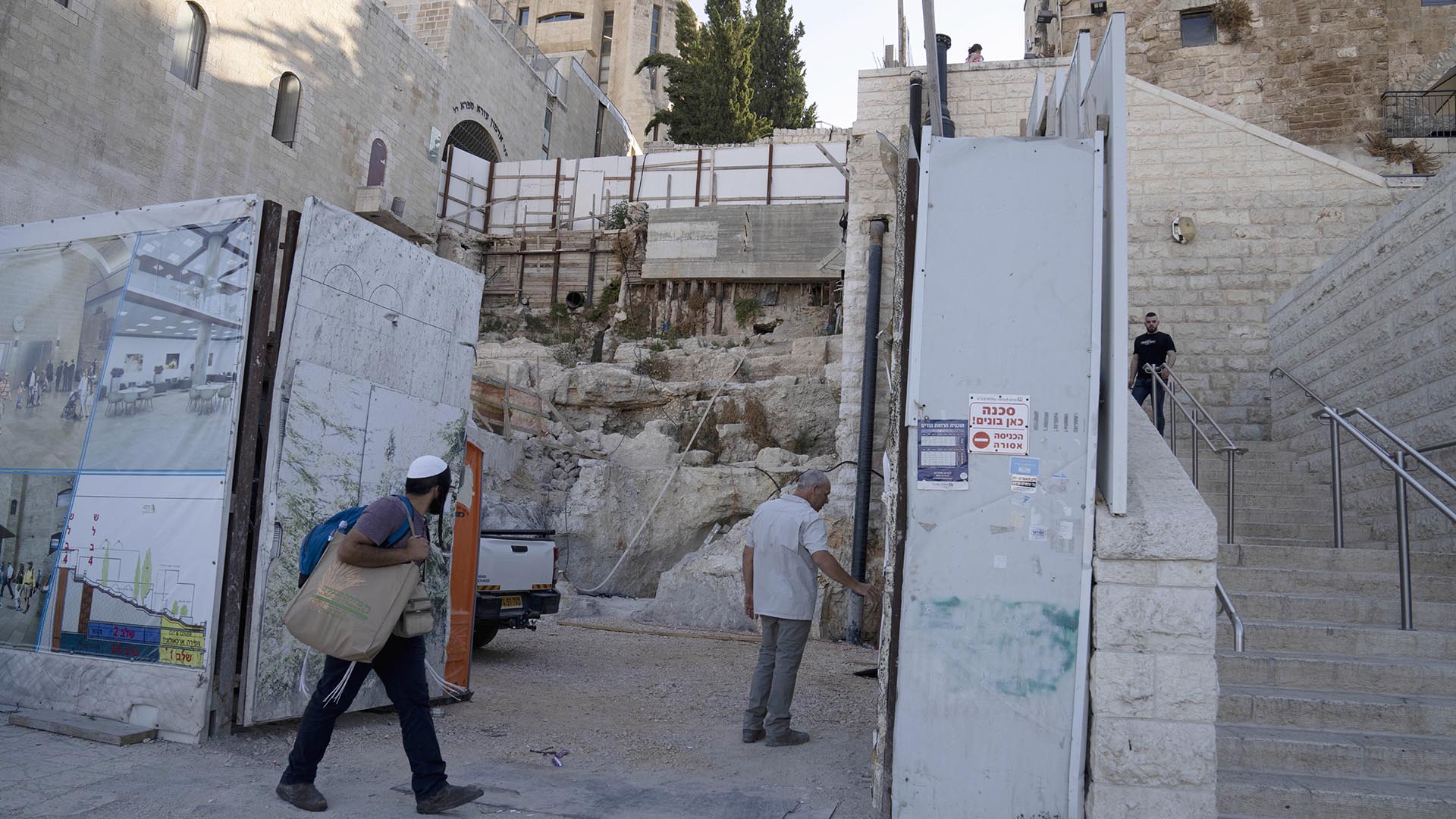 El arqueólogo de la Universidad Hebrea, Dr. Oren Gutfeld, centro, abre una puerta al sitio de un baño ritual judío o mikve, descubierto cerca del Muro de los Lamentos en la Ciudad Vieja de Jerusalén. (Foto AP/Maya Alleruzzo)

