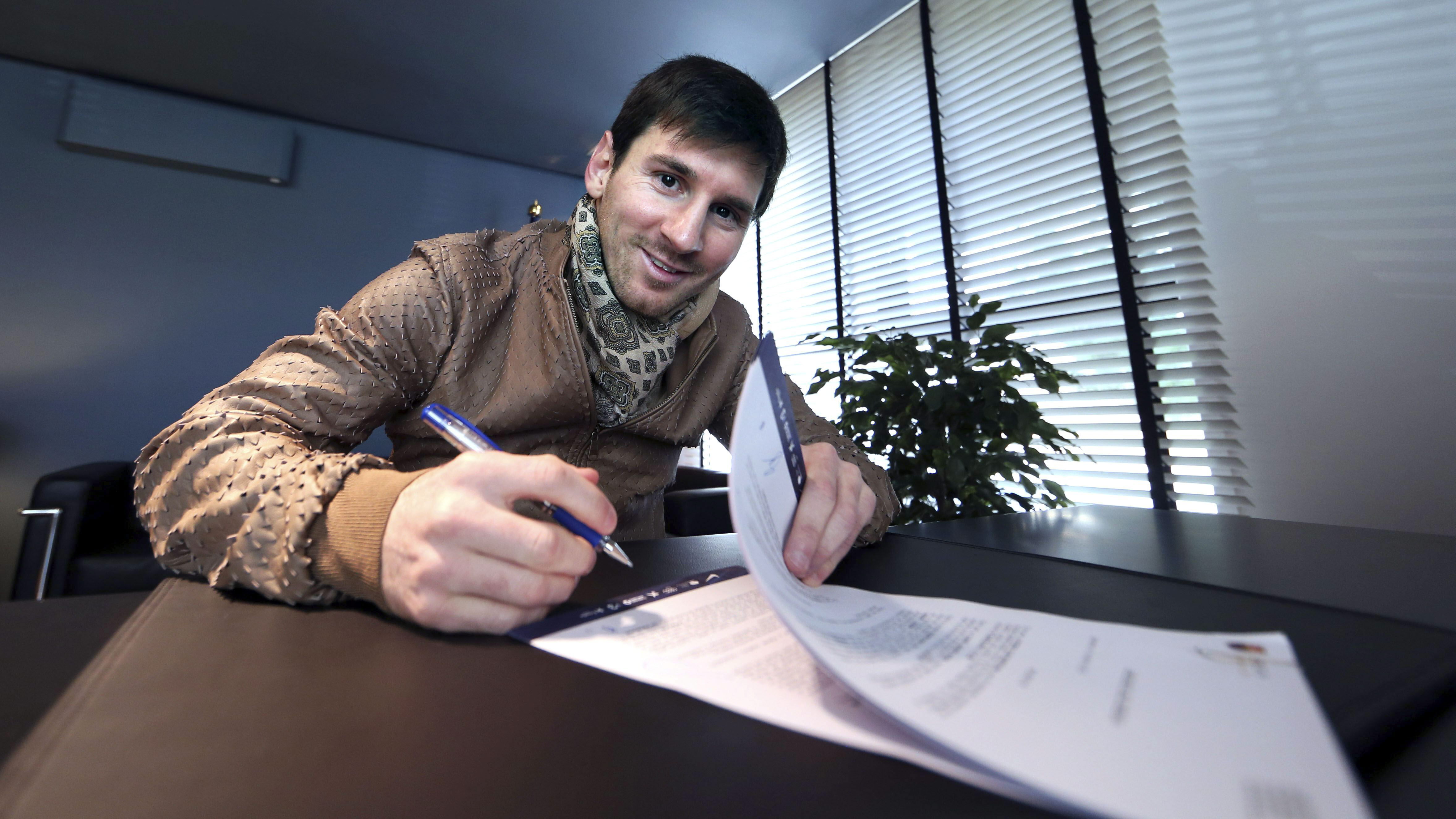 Fotografía facilitada por el FC Barcelona del delantero argentino, Lionel Messi, en las oficinas del club azulgrana en el momento de la firma de la ampliación de su contrato, en 2013 (EFE)