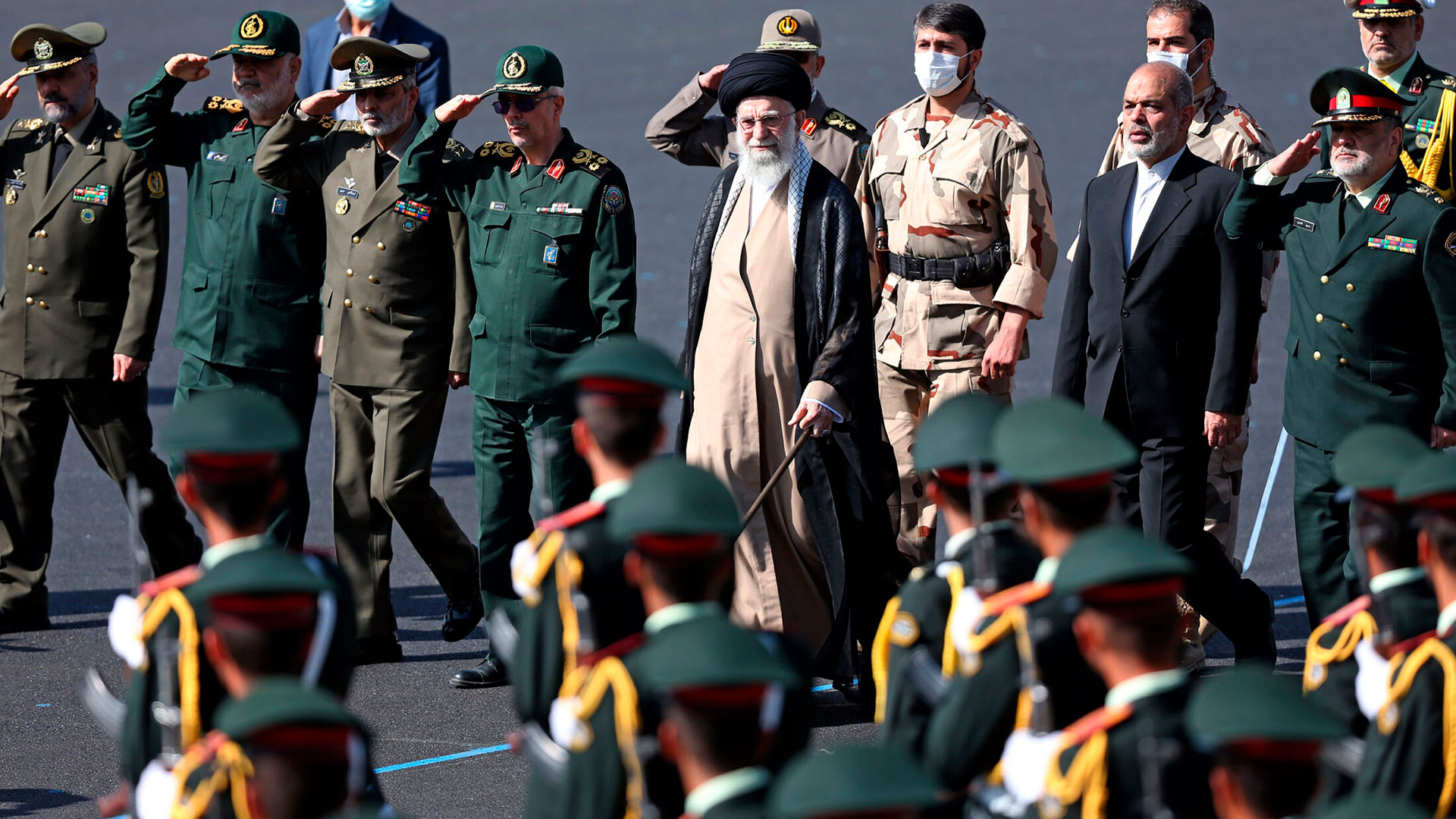 El líder supremo de Irán, Ali Khamenei, ordenó a la policía "hacer frente a los criminales", en alusión a los manifestantes que siguen saliendo a las calles por la muerte de Mahsa Amini (AP)