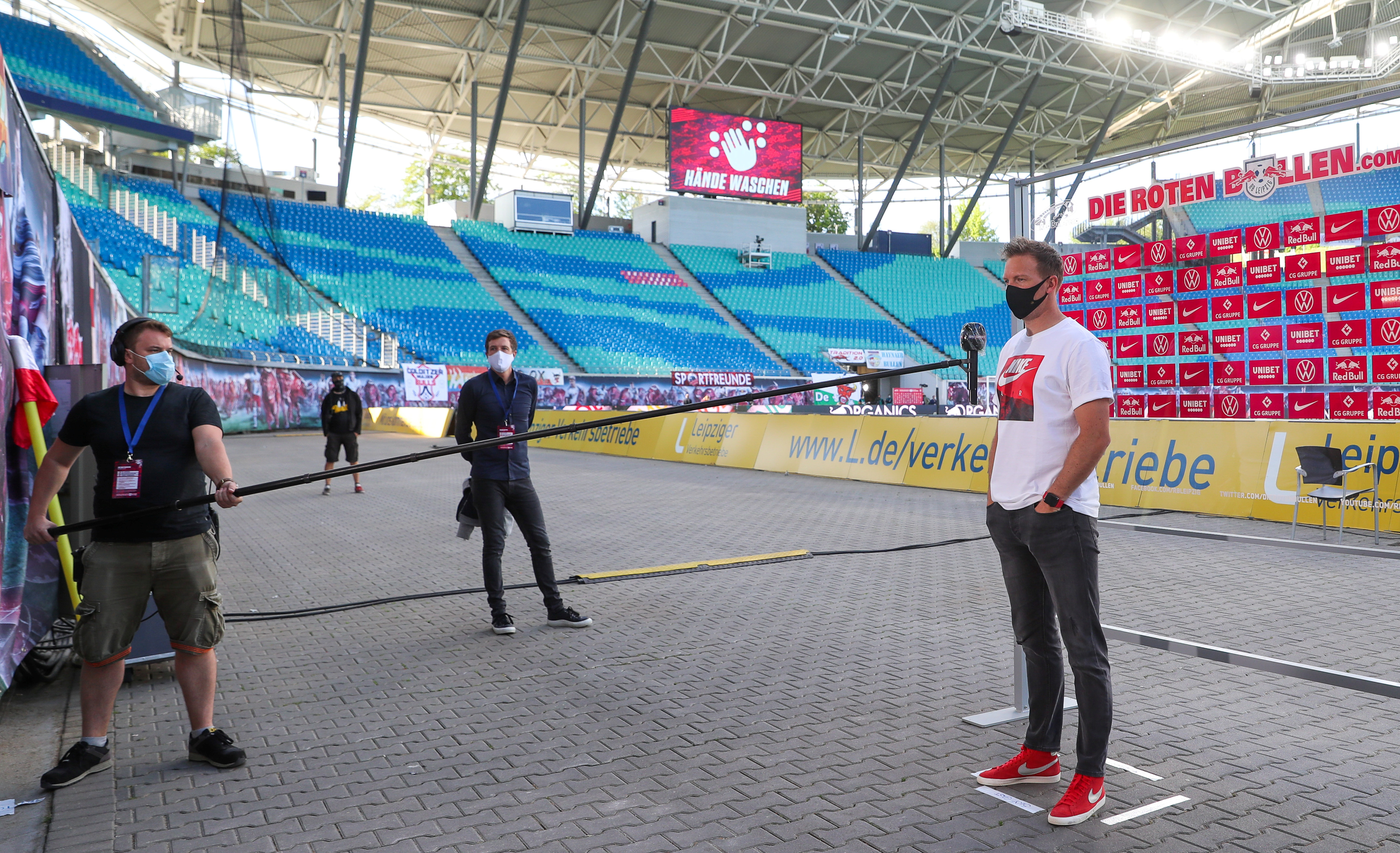 En las pantallas del estadio también se recordó que hay que lavarse las manos constantemente